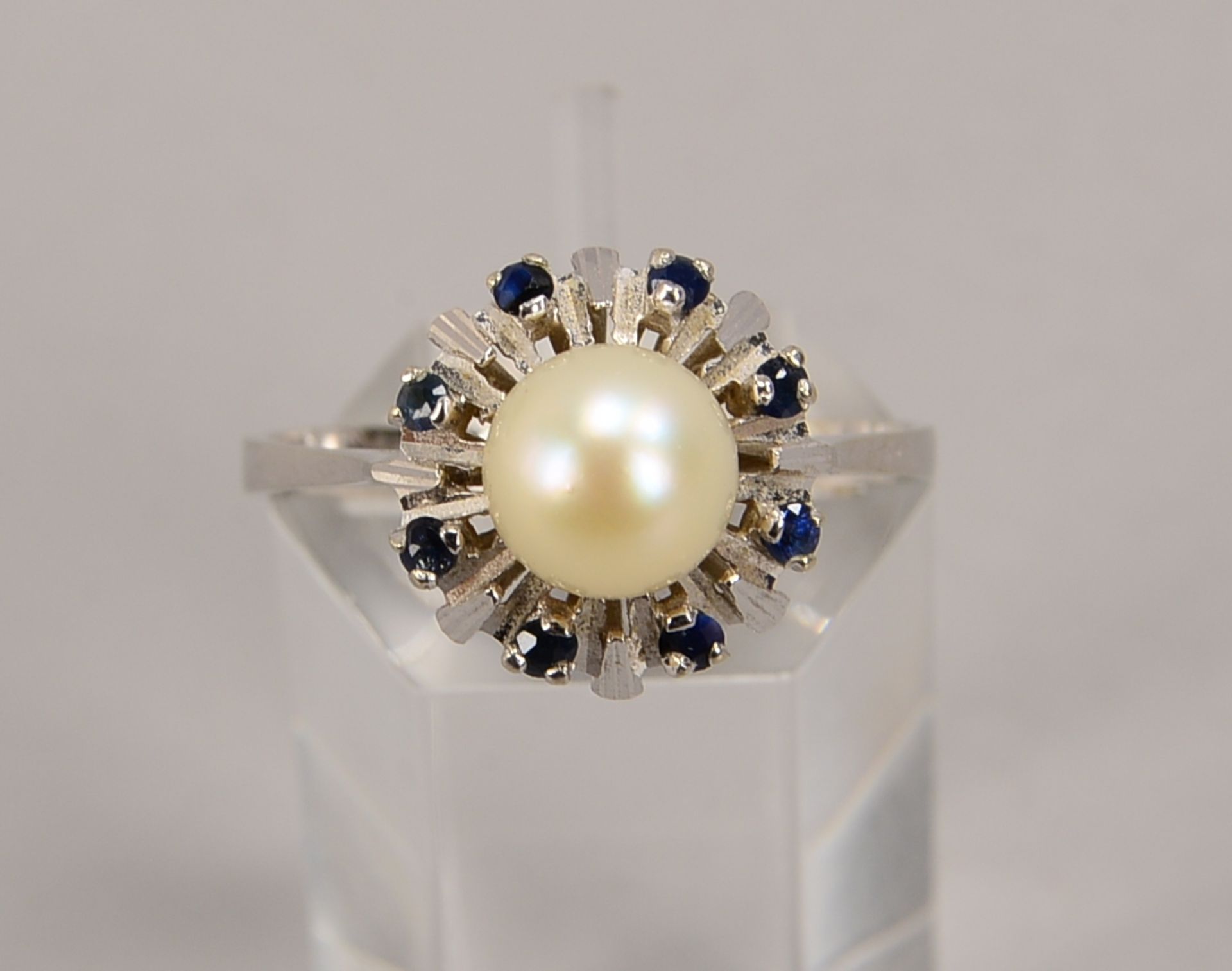 Ring, 750 WG, besetzt mit einzelner Perle, mit einer Entourage aus Saphiren; RG 62, Gewicht 3,49 g - Image 2 of 2
