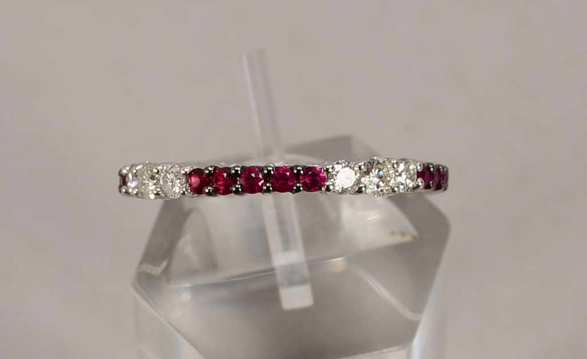 Ring, 750 WG, mit Diamantbesatz/zusammen ca. 0,53 ct, und Rubinbesatz/zusammen ca. 0,43 ct; RG 54, - Bild 2 aus 2