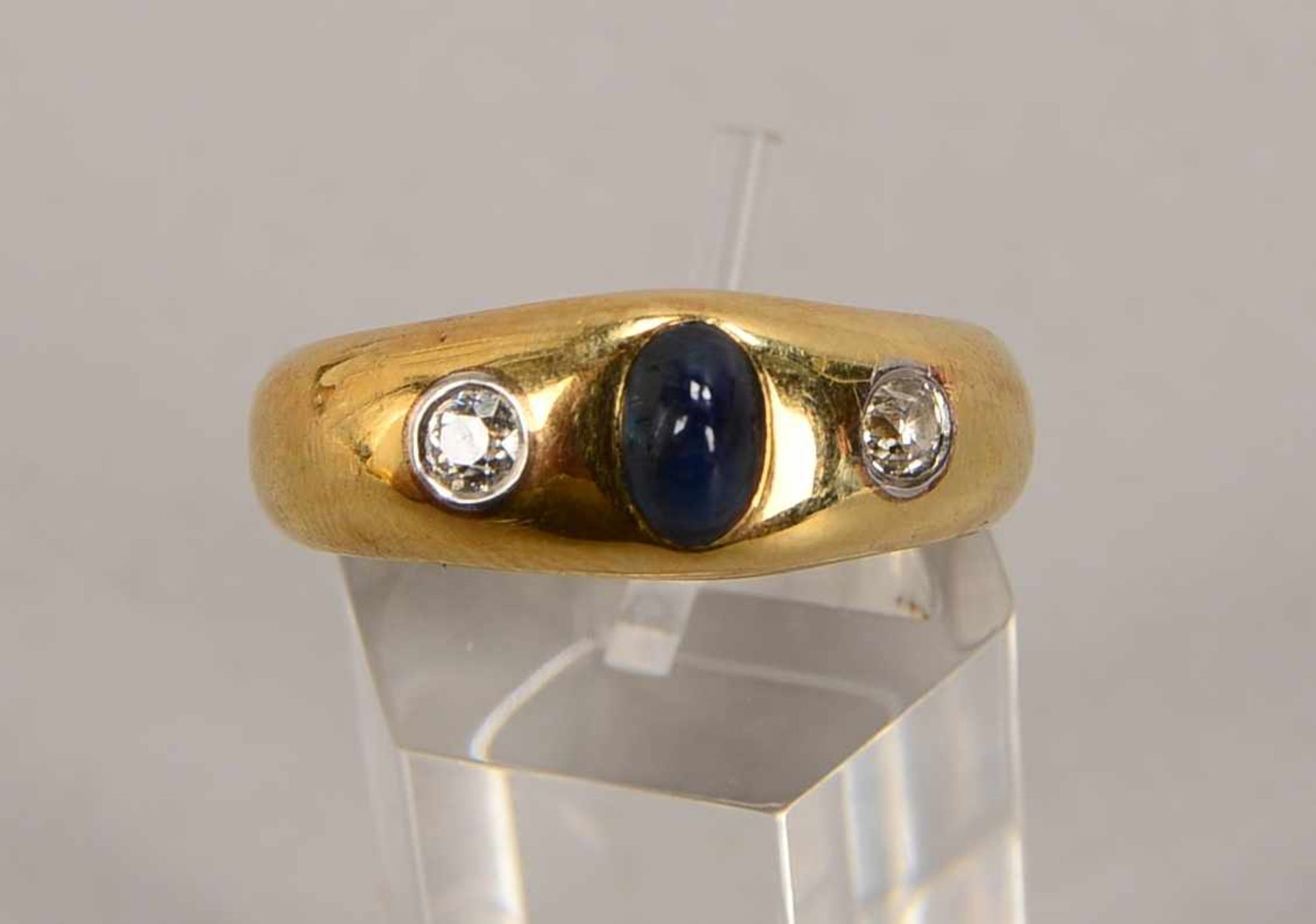 Ring, 585 GG, besetzt mit einzelnem Saphir-Cabochon, und mit 2-fachem Diamantbesatz/zusammen ca. 0, - Bild 2 aus 2