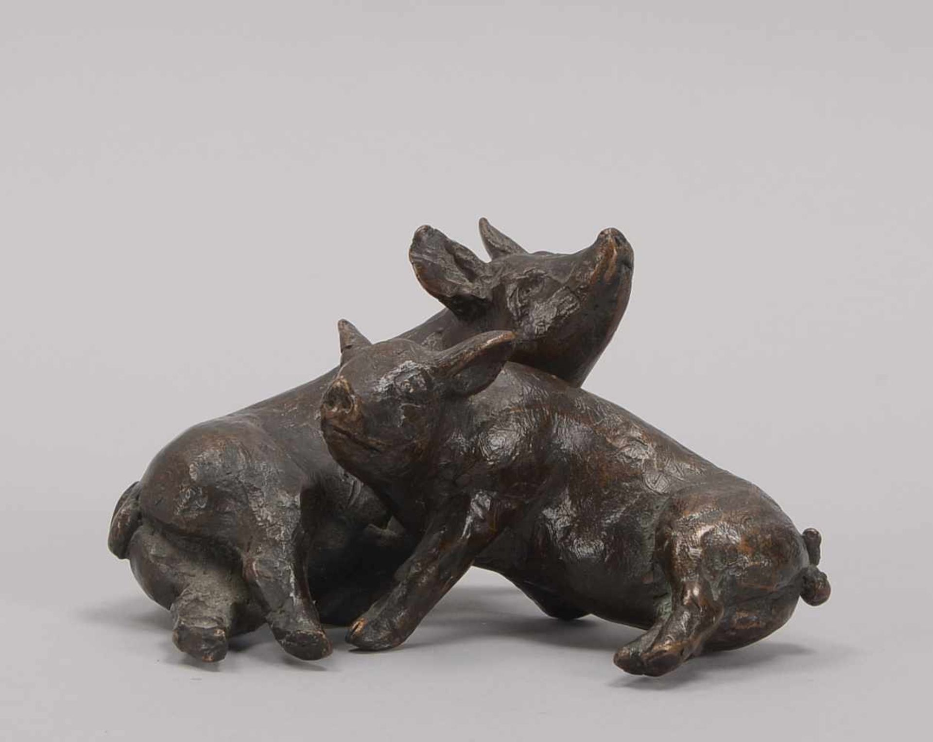 Arentz, Kurt, Bronzeskulptur, 'Glückliche Schweinchen', Auflage-Nr. '12/25'; Höhe 8,5 cm, Breite