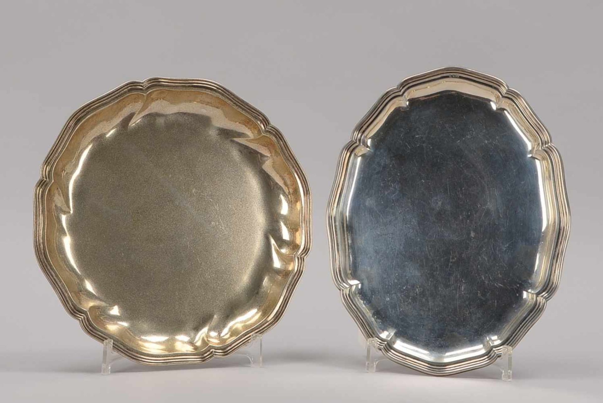 2 Silberteile, unterschiedliche Silbergehalte: Tablett, 830 Silber, Maße 30,5 x 23,5 cm; und Schale,