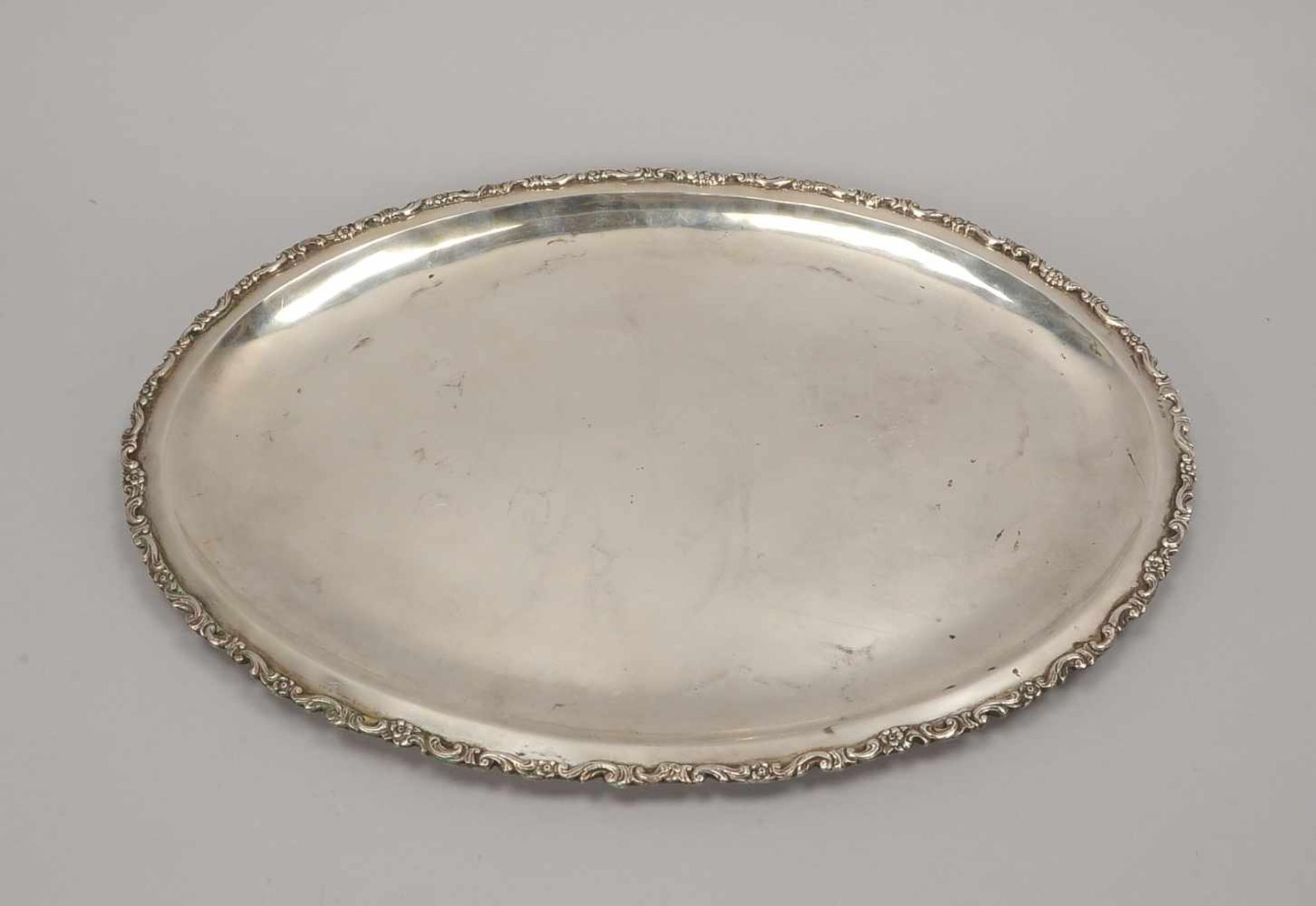 Silbertablett (wohl Polen), ovale Form, mit Reliefrand; Maße 45,5 x 34 cm, Gewicht 1.082 g