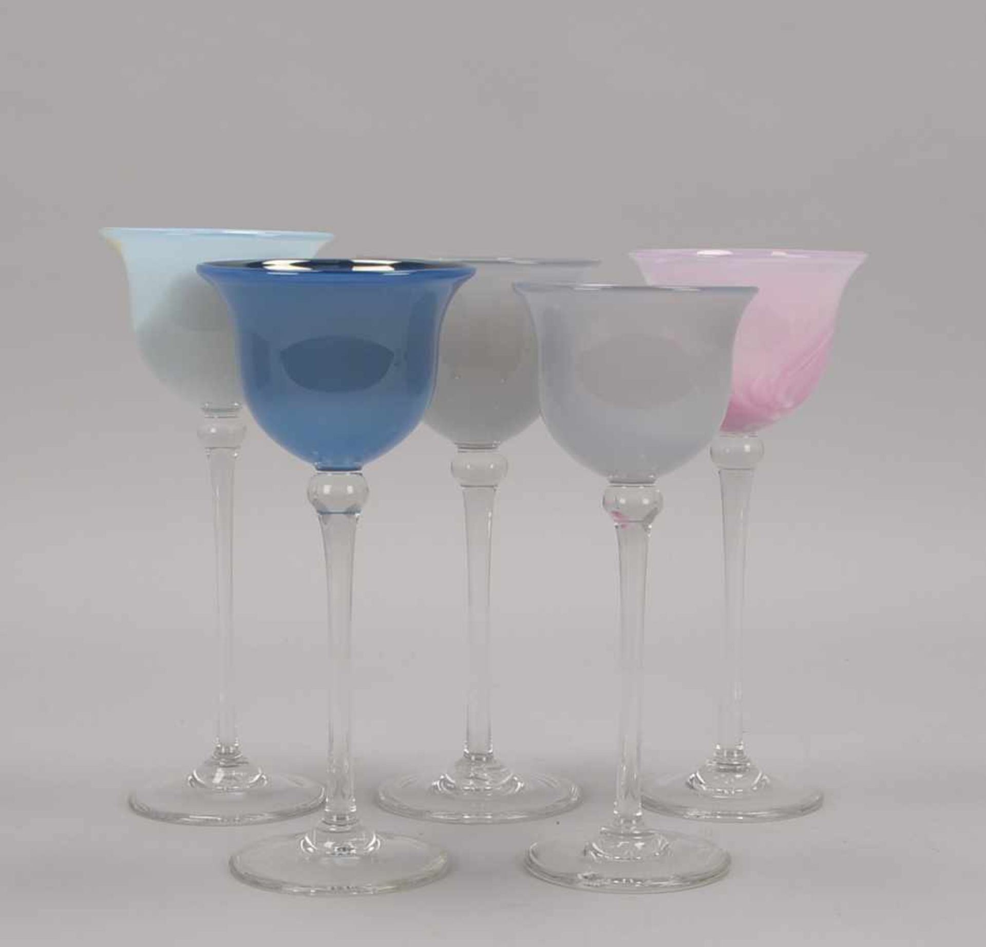 Glashaus Edelmann/Rheinbach, 5 Gläser, verschiedene Ausführungen, mit farbiger Kuppa, auf klarem