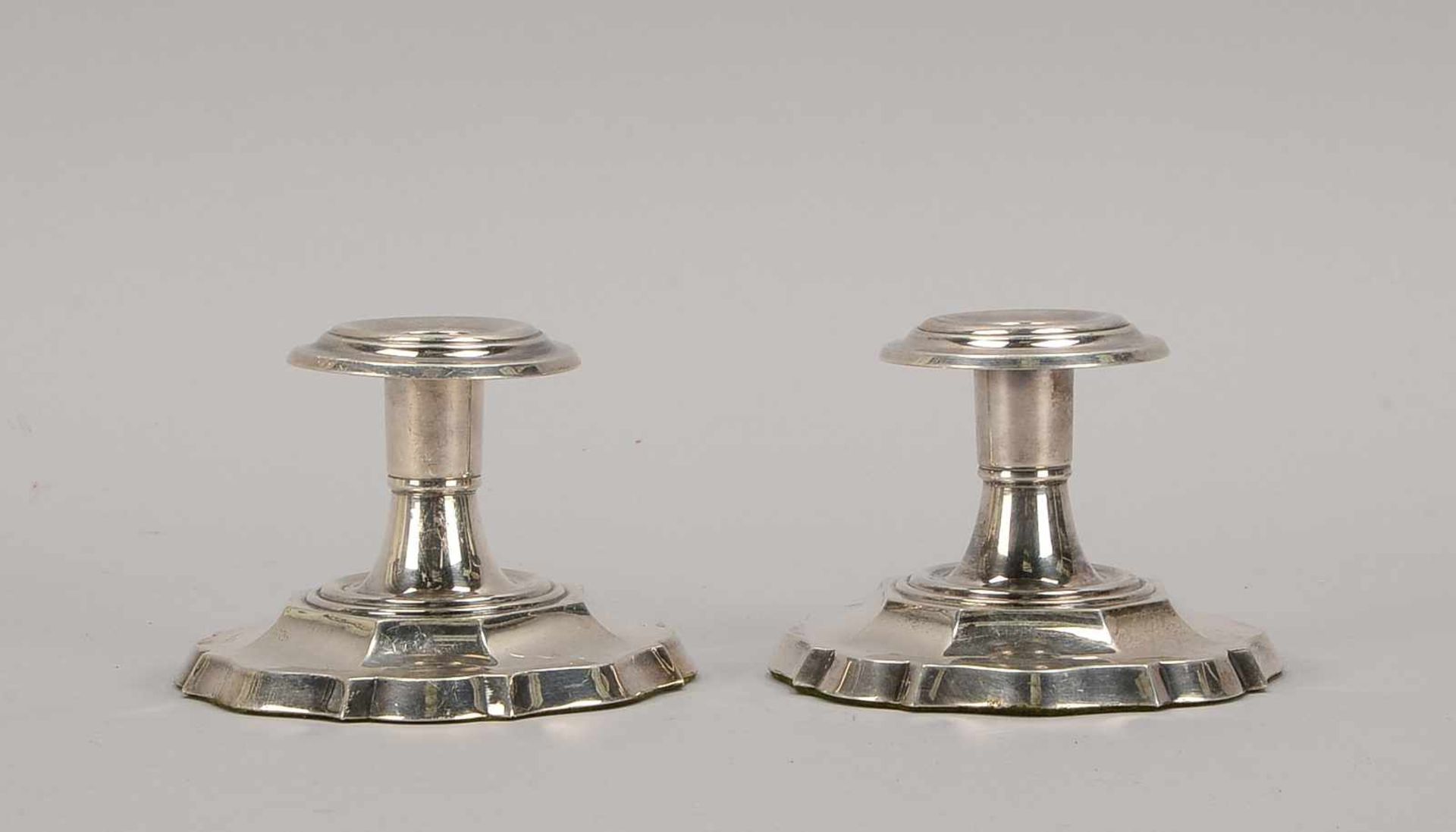 Paar Kerzenleuchter, barocke Form, Schweden, 830 Silber (gefüllt); Höhe 8 cm, Gewicht 472 g