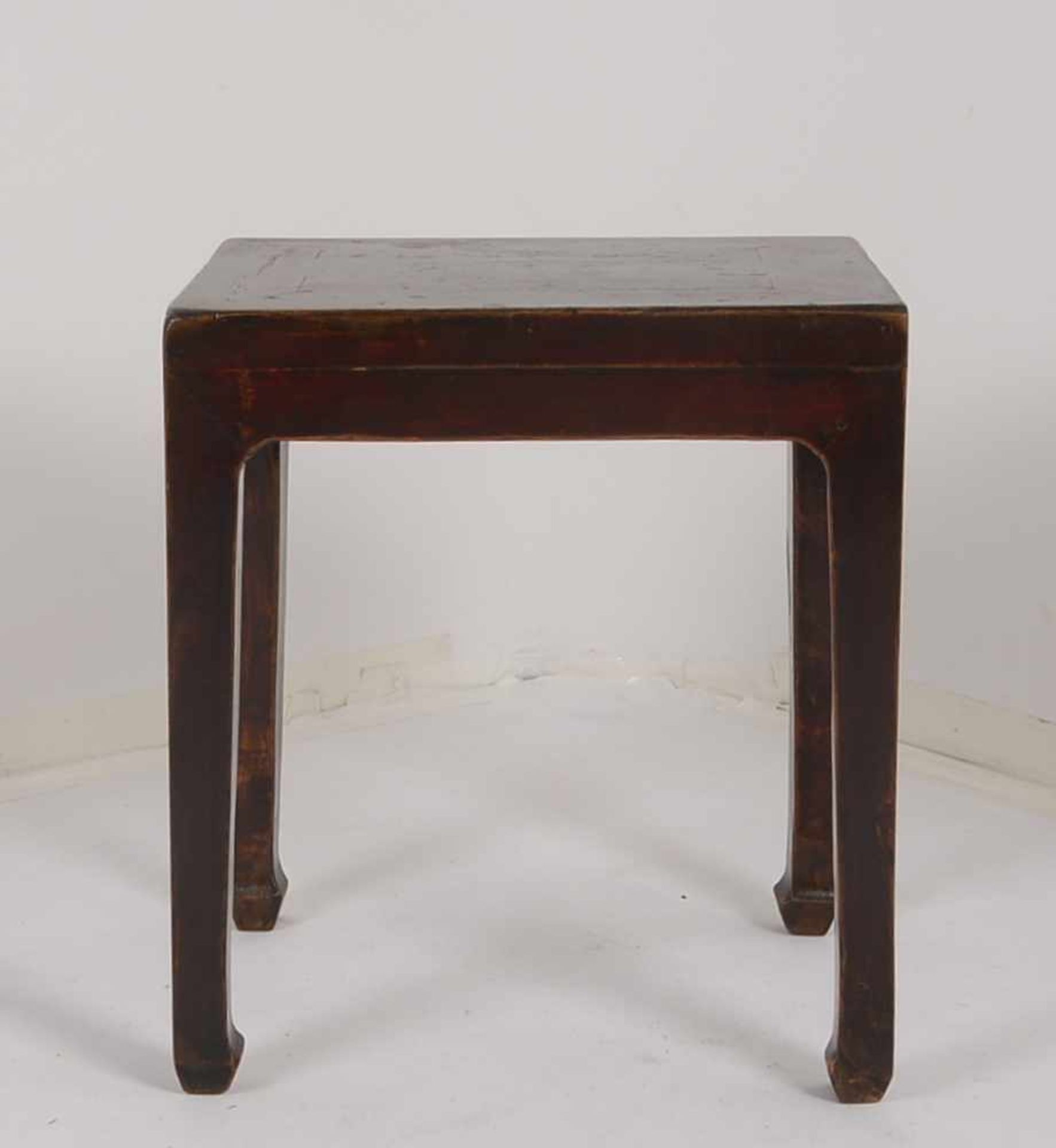 Hocker/Beistelltisch, China, Ulme, mit original Lack, auf Horseshoe-Beinen; Höhe 53 cm, Breite 44