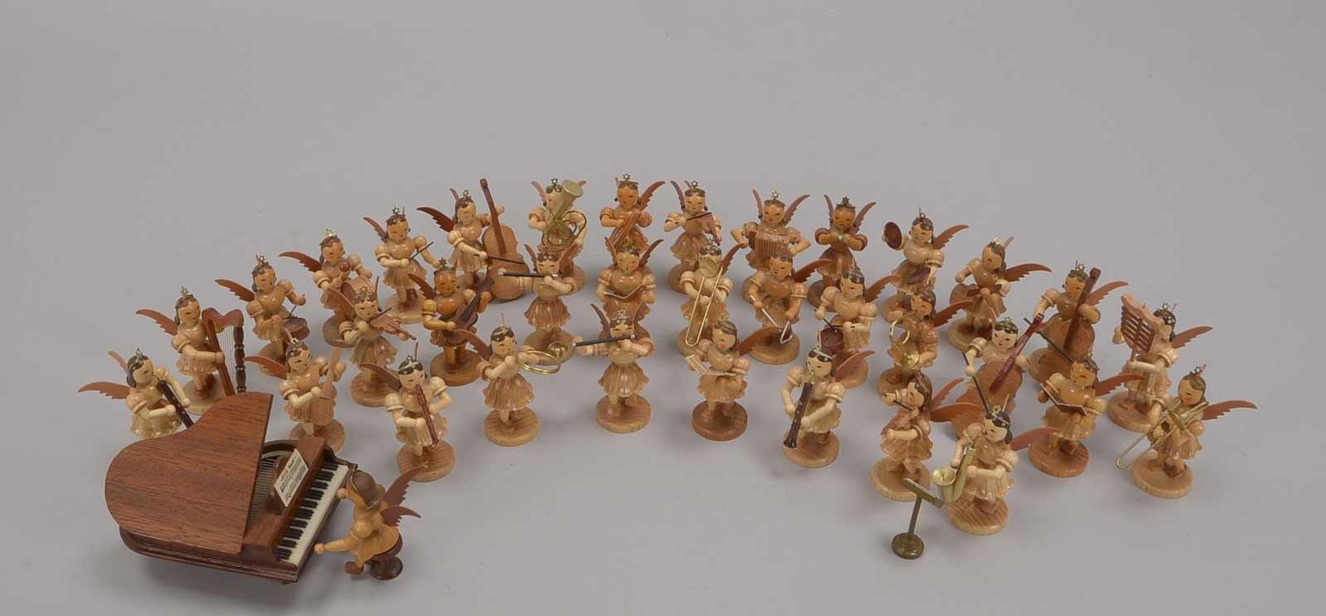 Blank/Erzgebirge, großes Holzfiguren-Arrangement, 'Engelskapelle', 35x Figuren - mit Miniatur-'
