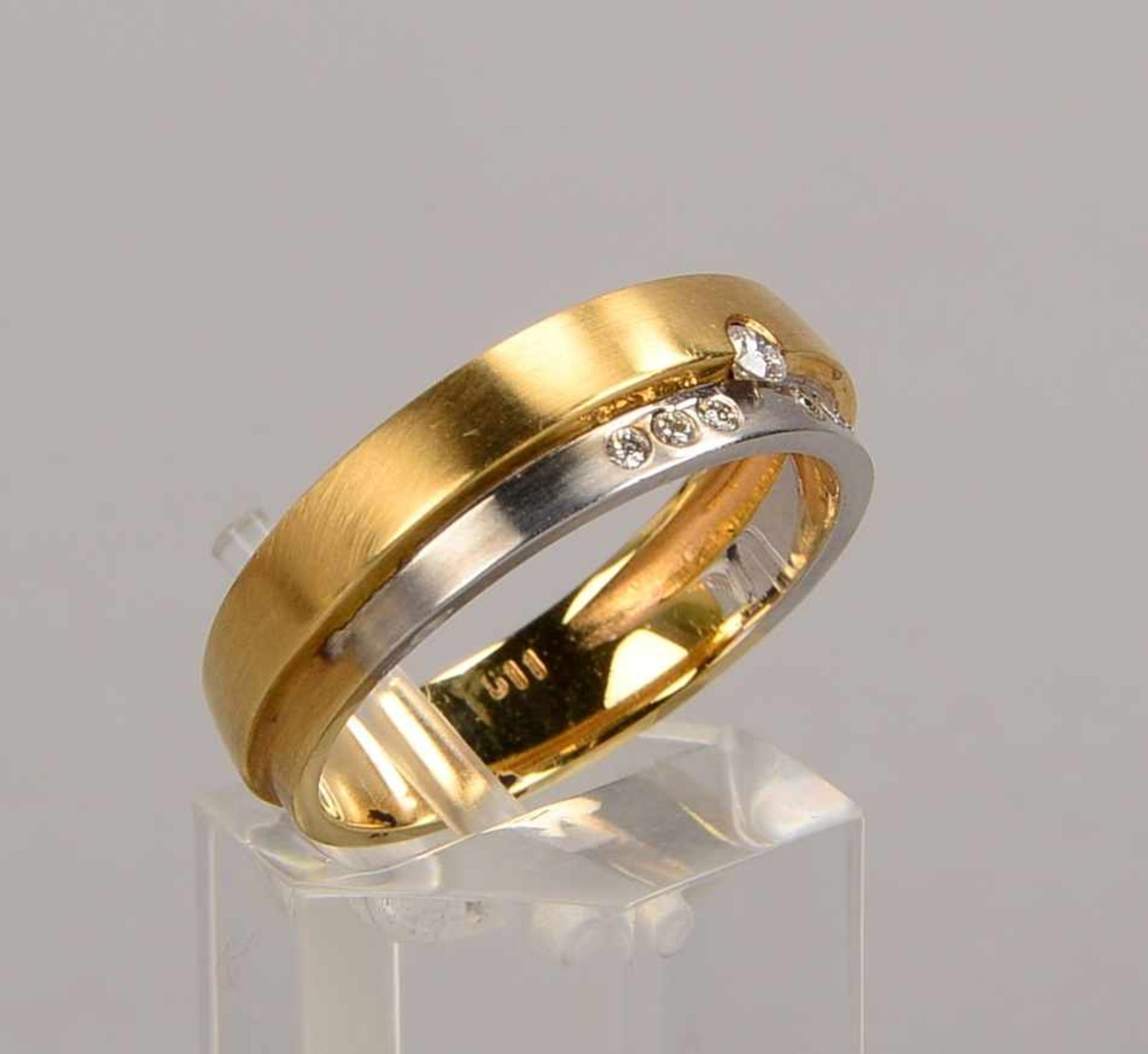Ring, 585 Gold/Bicolor, in Doppelringschienen-Optik, mit 7-fachem Brillantbesatz/zusammen 0,11 ct, - Bild 2 aus 2