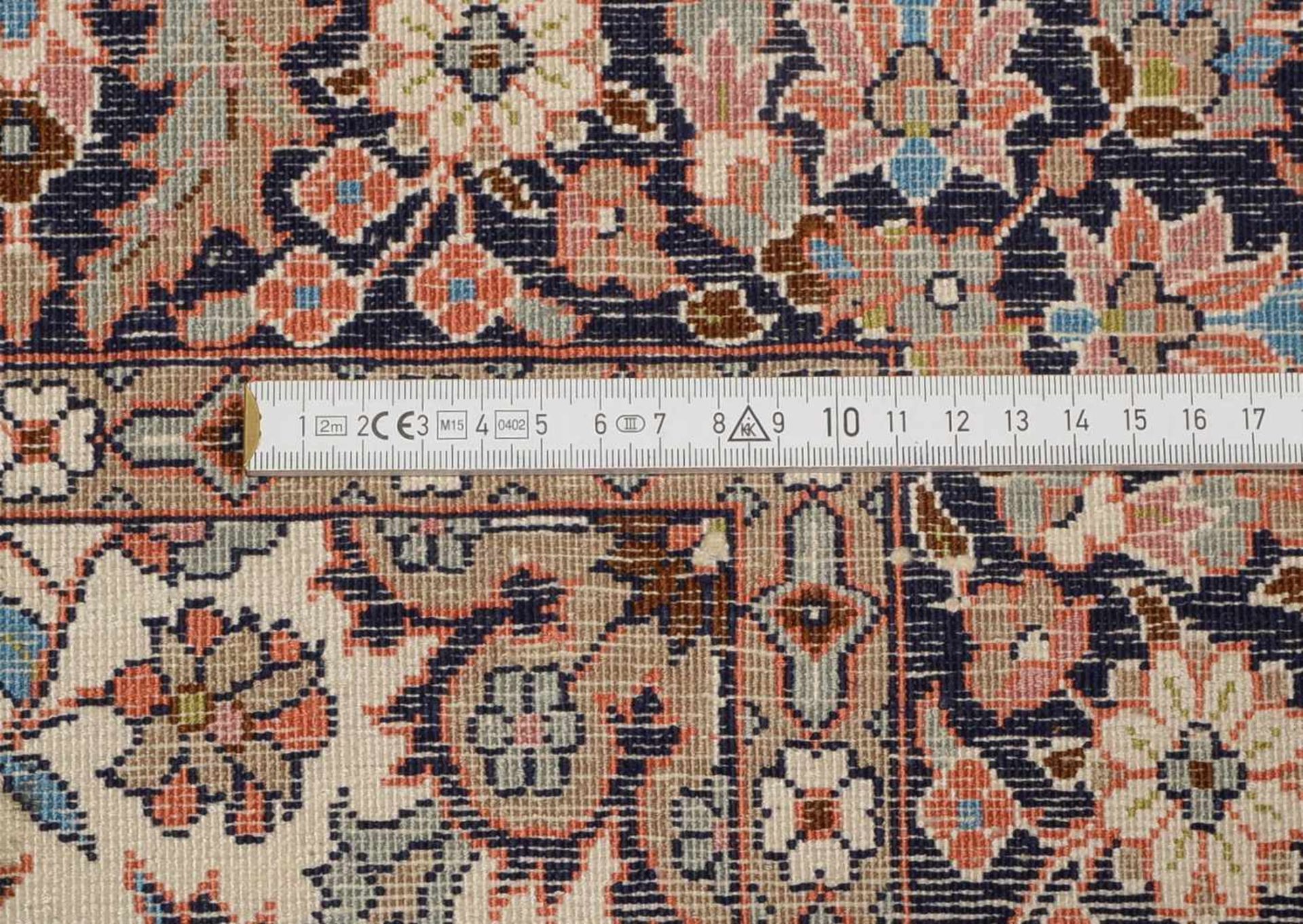 Kaschmir-Seidenteppich, ringsum komplett, signiert; Maße 195 x 123 cm (mit Gebrauchsspuren) - Bild 2 aus 2