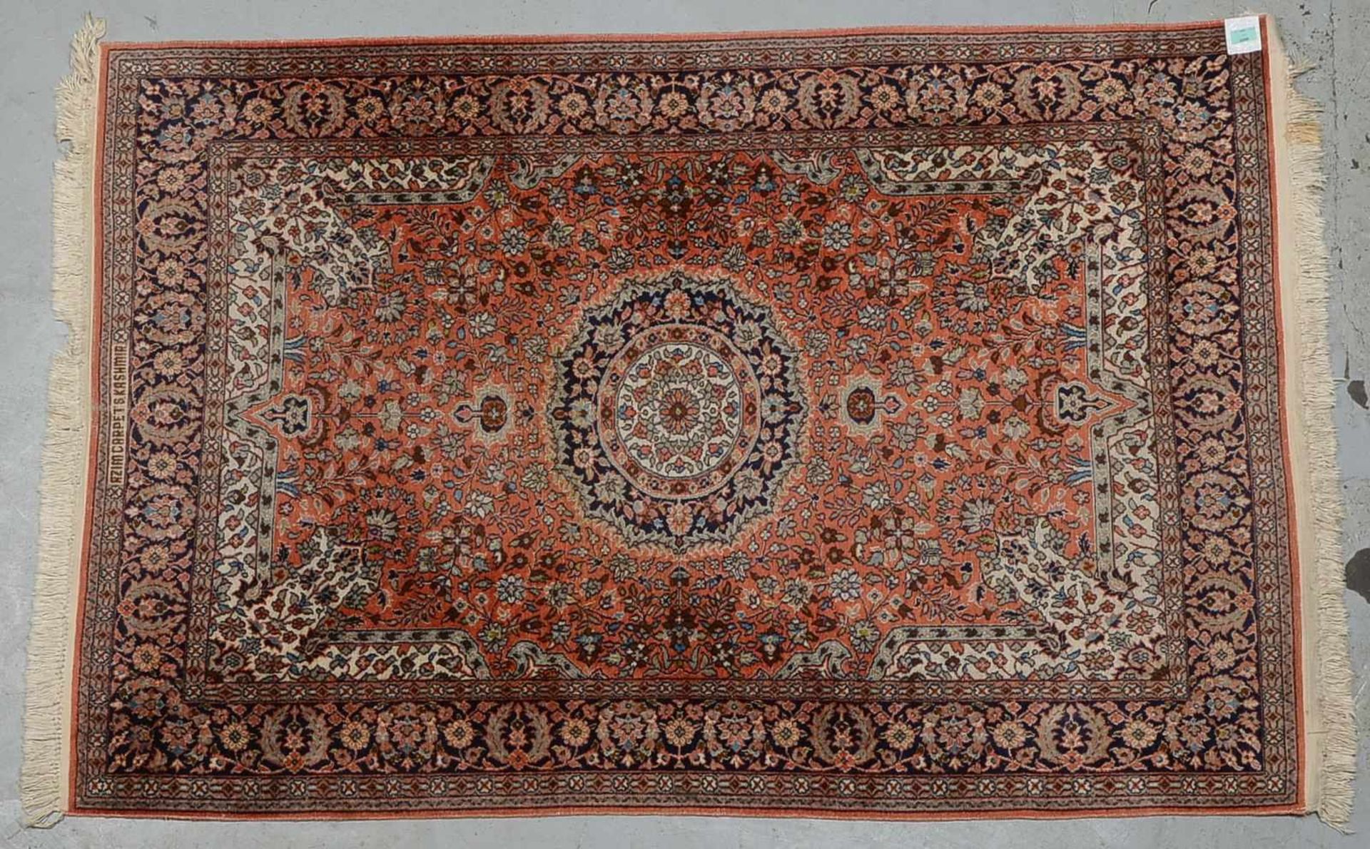 Kaschmir-Seidenteppich, ringsum komplett, signiert; Maße 195 x 123 cm (mit Gebrauchsspuren)