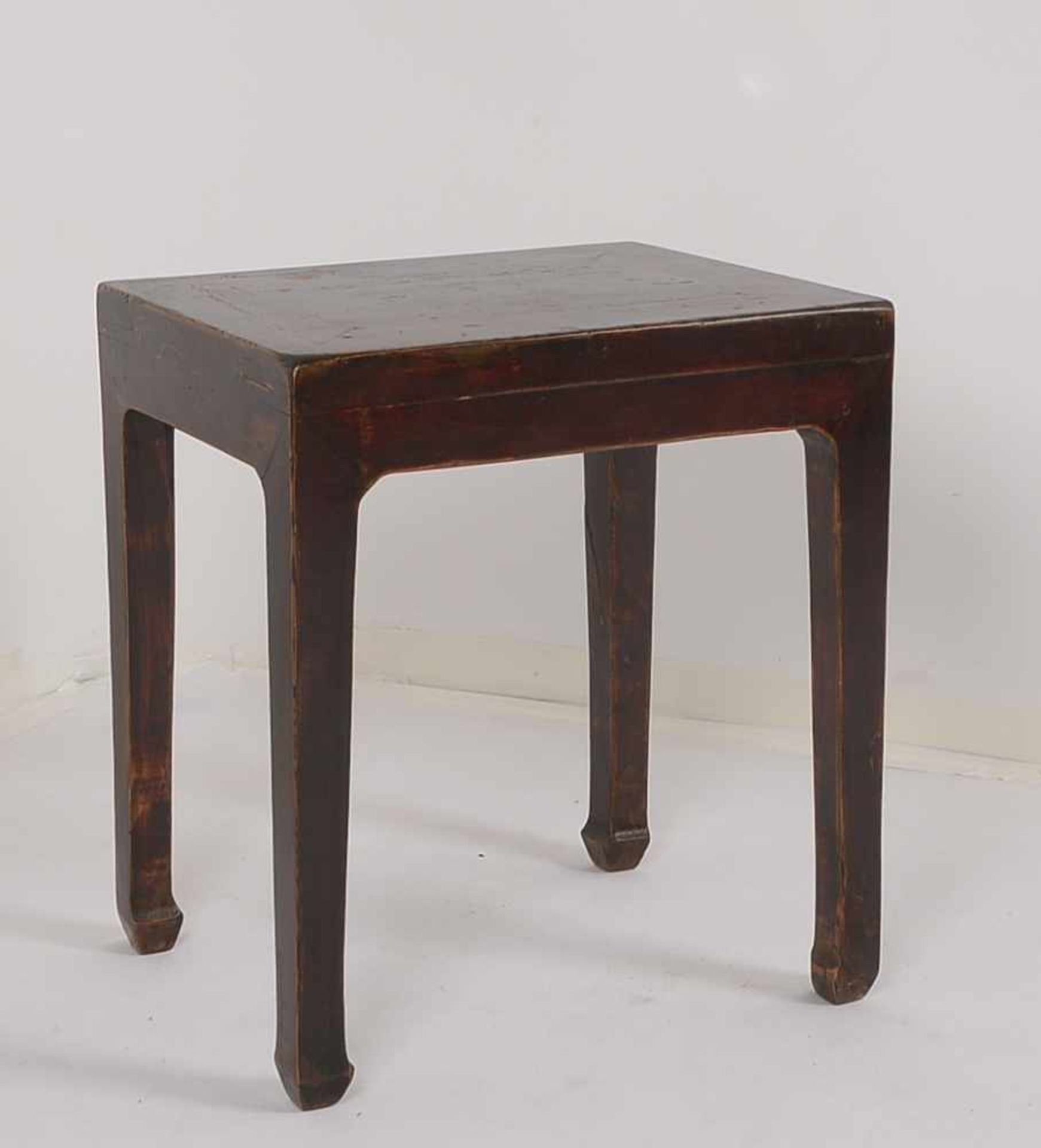 Hocker/Beistelltisch, China, Ulme, mit original Lack, auf Horseshoe-Beinen; Höhe 53 cm, Breite 44 - Bild 2 aus 2