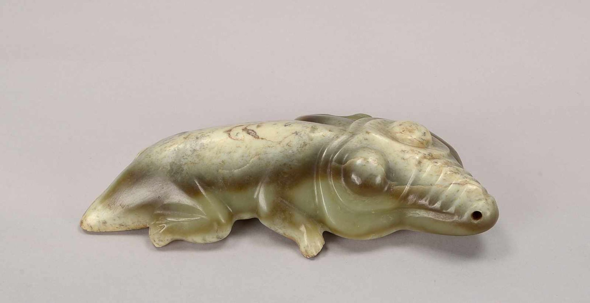 Jade-Schnitzerei, China, antik, 'Krokodil-Figur', sehr schöne Ausformung, mit 2x Durchbohrungen