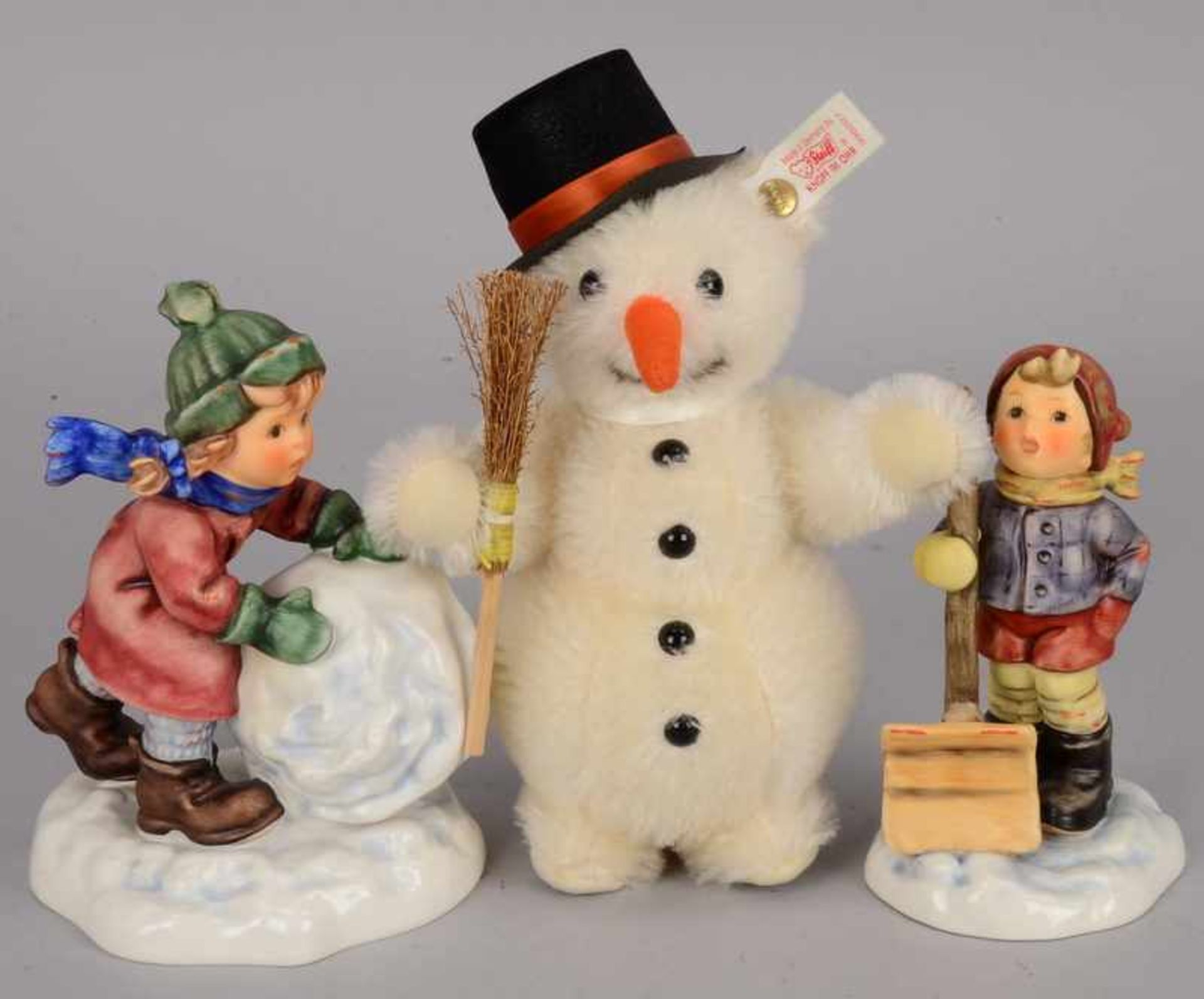 Hummel/Goebel Sammler-Figur 'Winterzauber mit Schneemann der Fa. Steiff' 1999, HUM-Nr. 2035 u. 2036, - Bild 2 aus 2