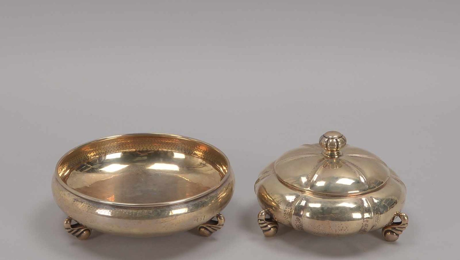 Deckelschale und Schale (Handarbeit), 800 Silber; Durchmesser Ø 20 cm, und Ø 17 cm, Gesamtgewicht - Bild 2 aus 2