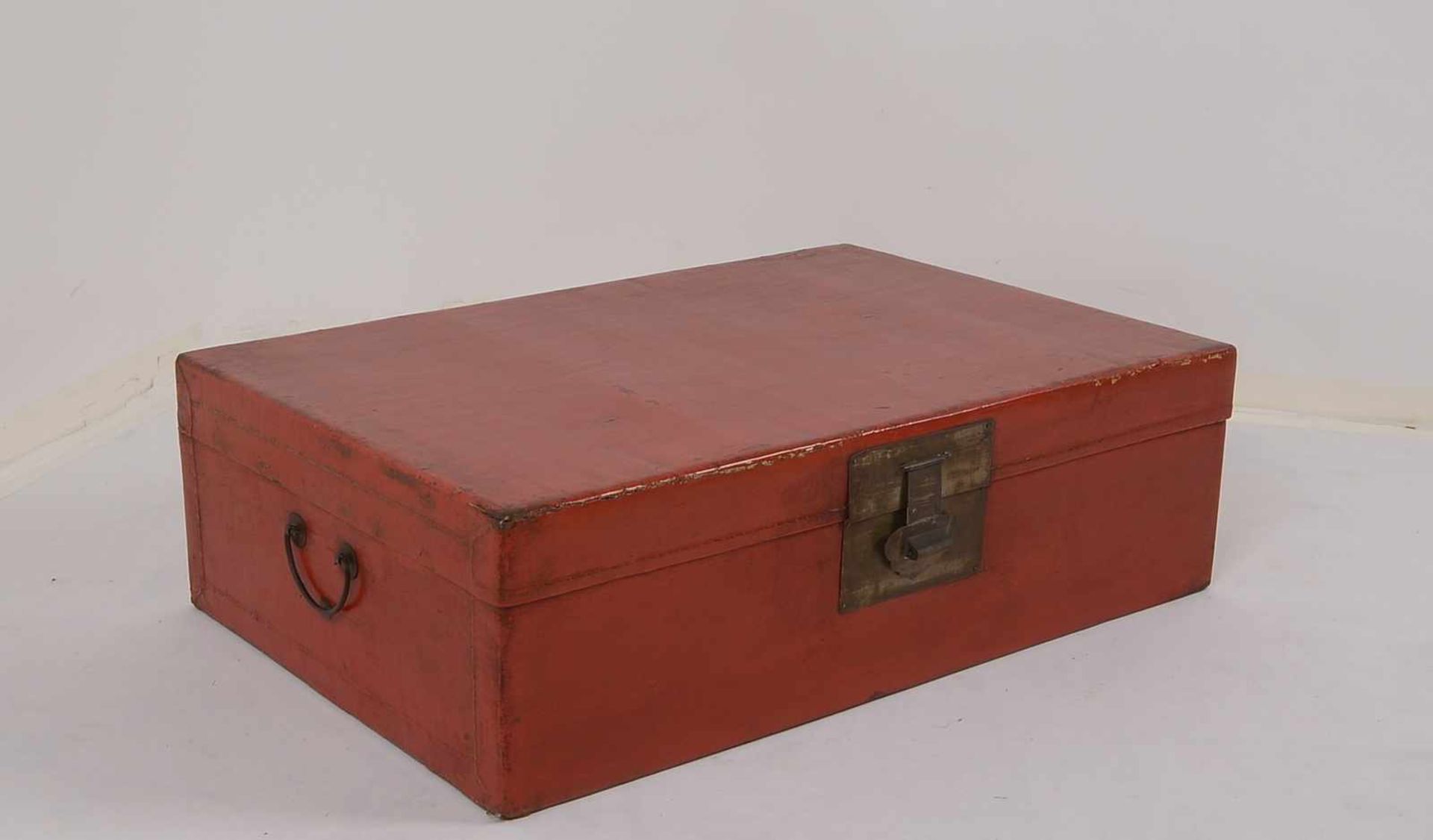 Koffer/Truhe, Südchina, Holz mit Rotlack-/Leder-Ummantelung, mit Messingbeschlägen; Höhe 24 cm, - Bild 2 aus 2