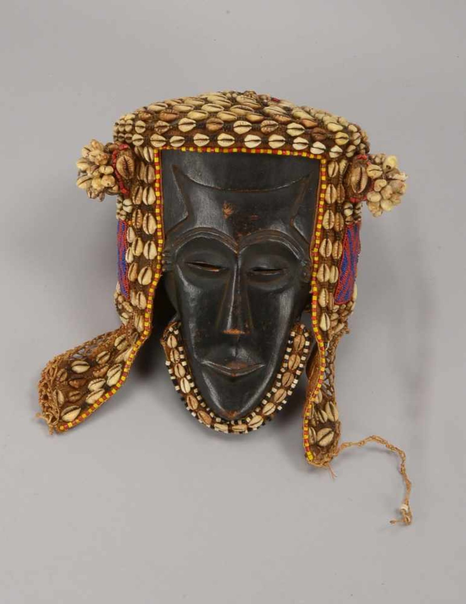 Maske der Kuba/Kongo (früher: Zaïre), Holz, mit schöner Alterspatina, Kopfschmuck und