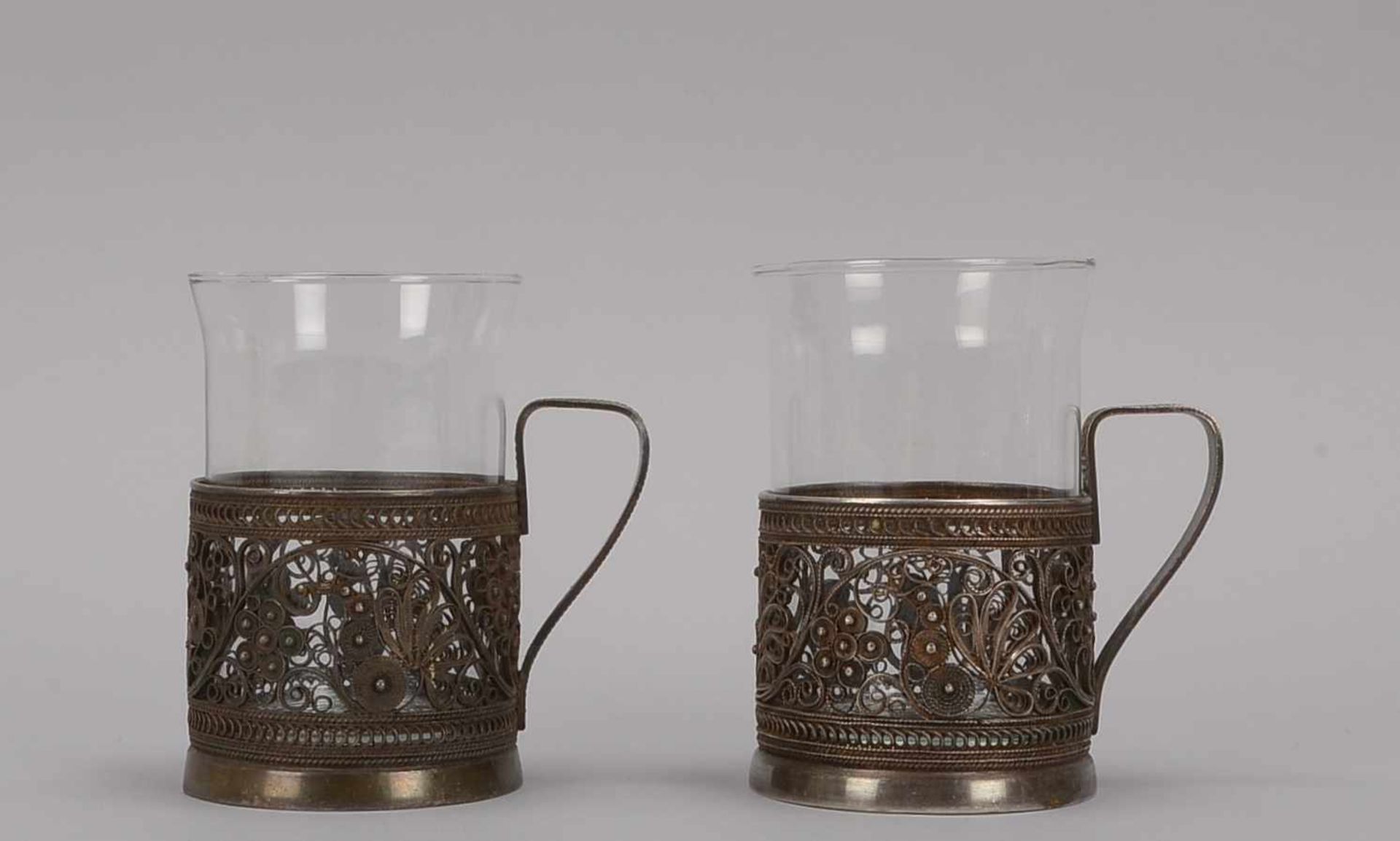 2 Teegläser, Ostfriesland(?), antik, mit Silber-Glashalter/in Filigranarbeit; Höhe 11 cm (Gläser