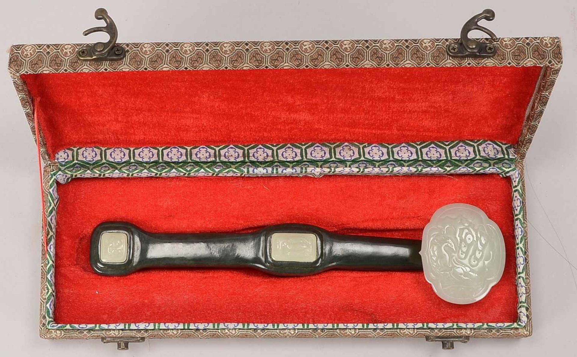 Rui-Zepter, dunkelgrüne und weiße Jade, mit eingeschliffener Marke, im original Kasten; Länge 26,5