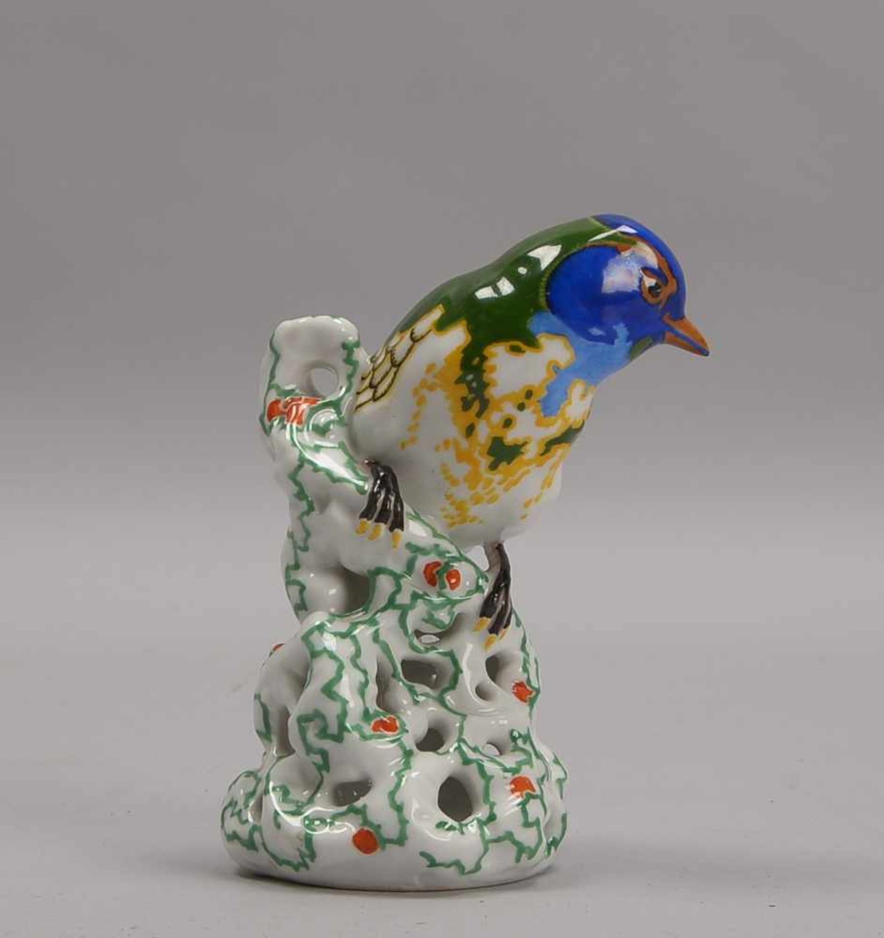 KPM Berlin, Porzellanplastik, 'Fink' (Vogelfigur dargestellt auf stilisiertem floralem Sockel/