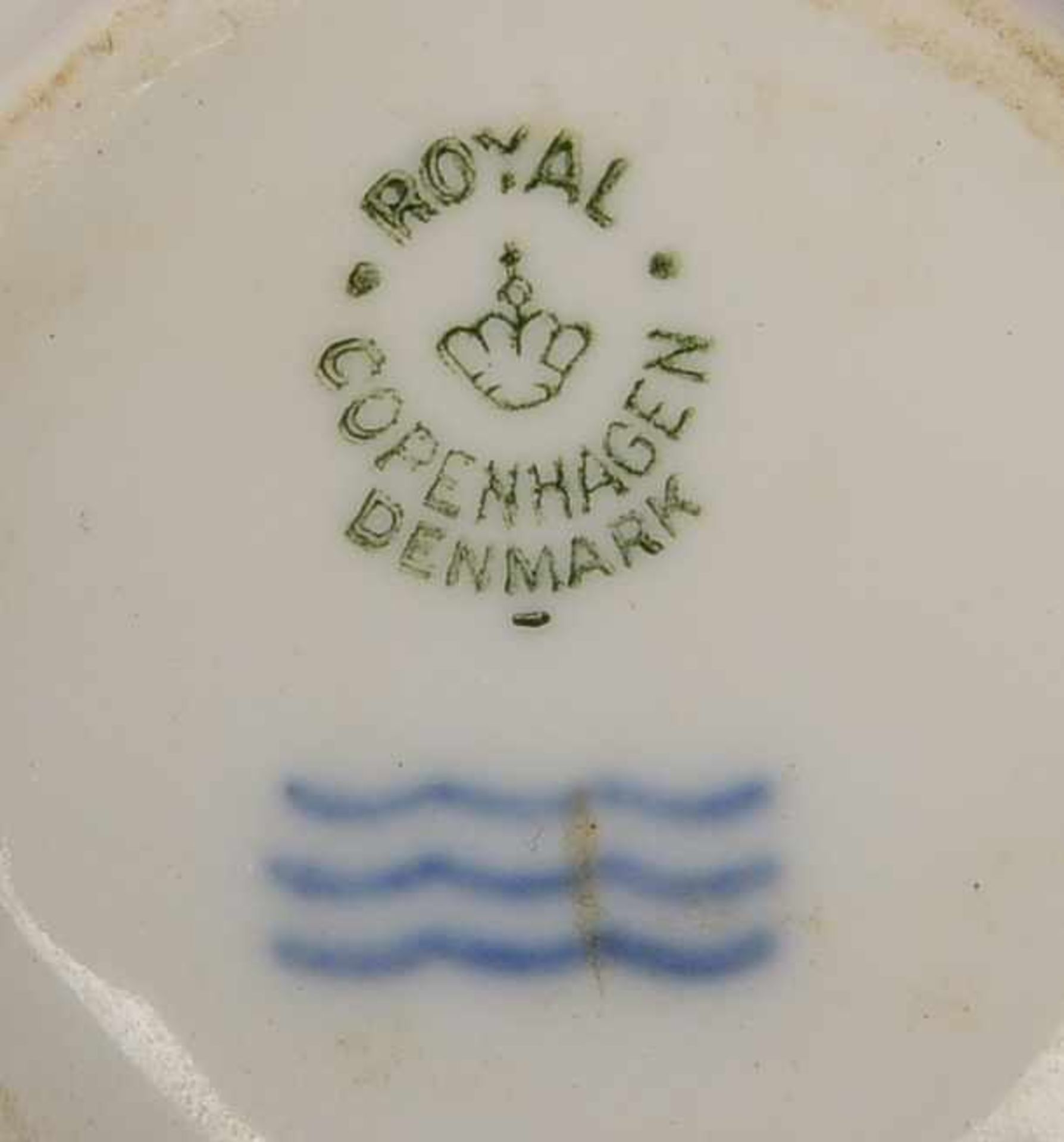 Royal Copenhagen, Satz Kaffeetassen mit Untertassen (1950), polychromes Dekor, mit Innenvergoldung - Image 2 of 2