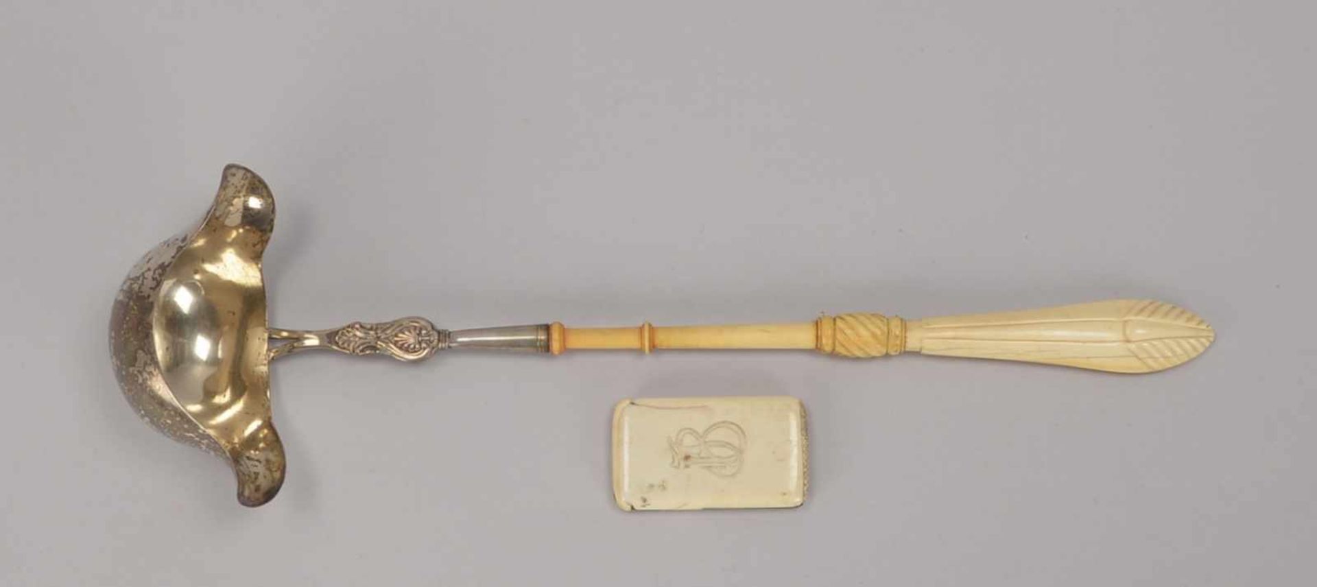 Bowlenkelle, antik, Silber (geprüft), mit Bein-Griff; und Zündholz-Etui, antik, aus Bein