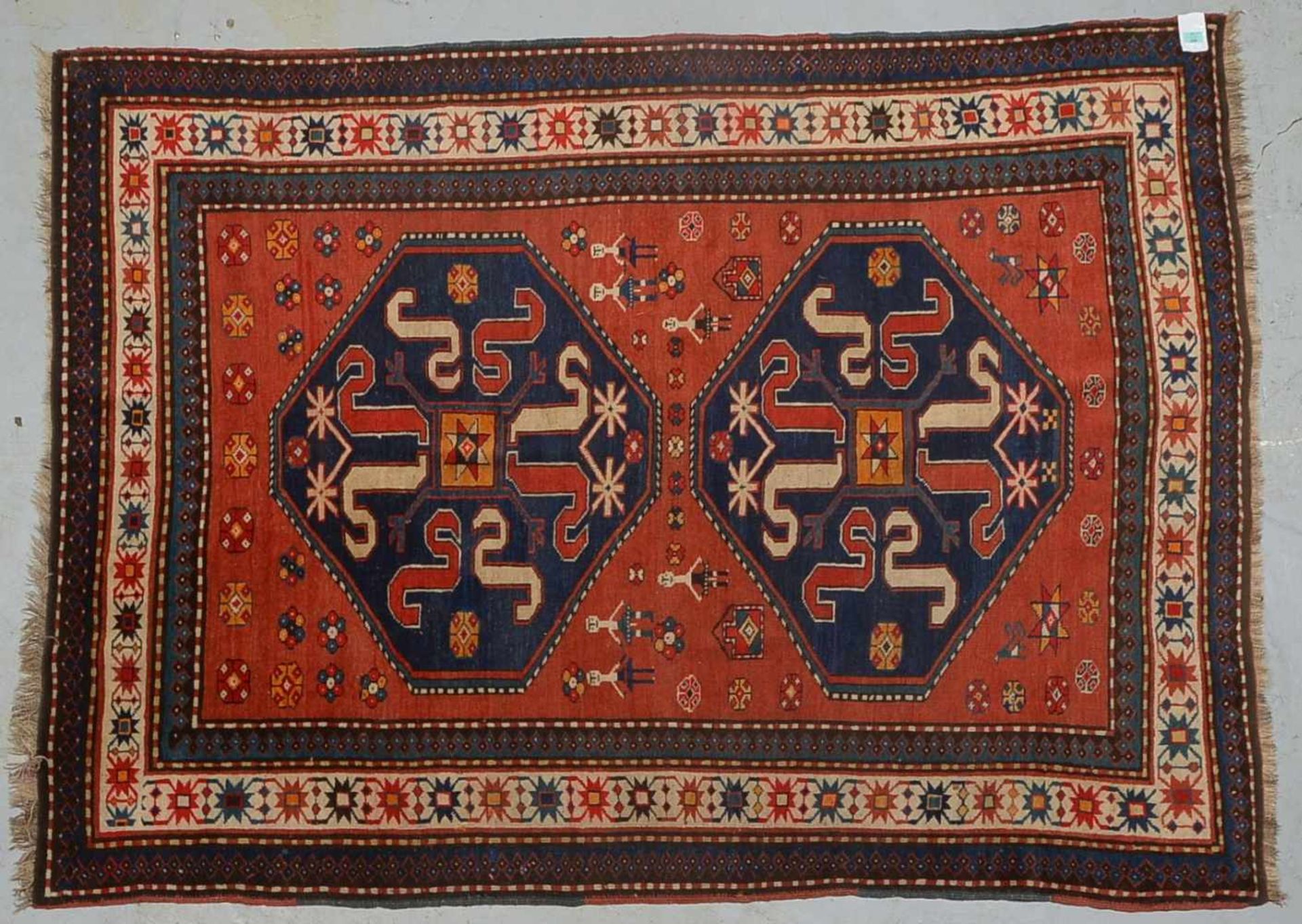 Kazak (um 1920/1930), ringsum komplett, Schmalseiten festoniert, Flor in gleichmäßigem Zustand; Maße