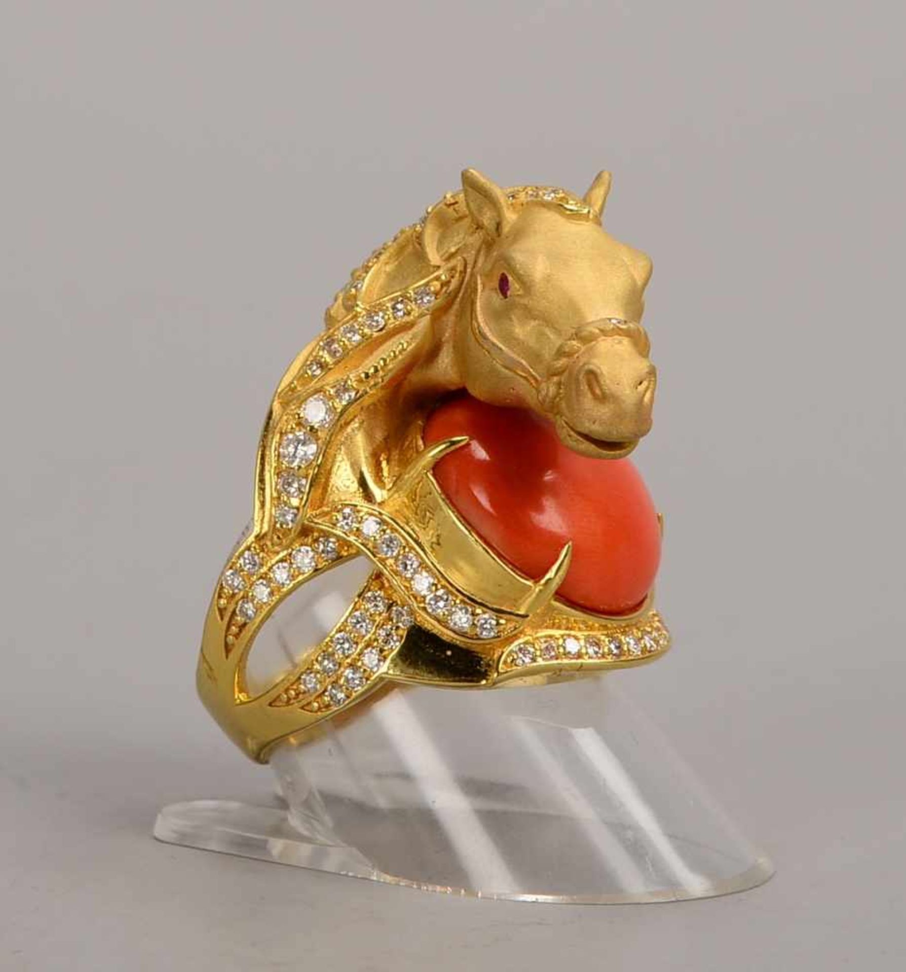 Ring, 585 GG, 'Pferdekopf' (vollplastisch gestaltet - die 'Mähne' in die Ringschiene auslaufend),