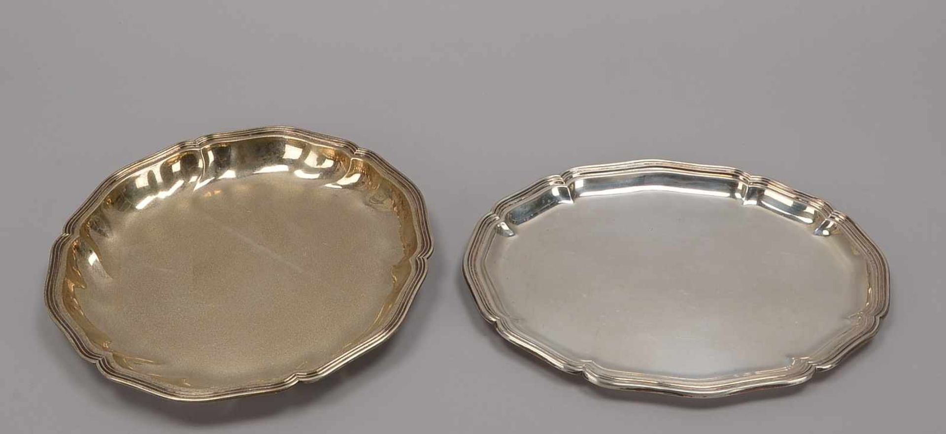 2 Silberteile, unterschiedliche Silbergehalte: Tablett, 830 Silber, Maße 30,5 x 23,5 cm; und Schale, - Bild 2 aus 2