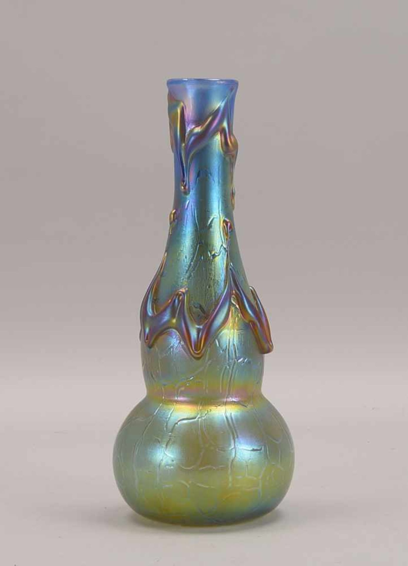 Jugendstil-Vase, wohl Böhmen, irisierend/mit verzogenen Aufschmelzungen, am Boden mit Abriss; Höhe