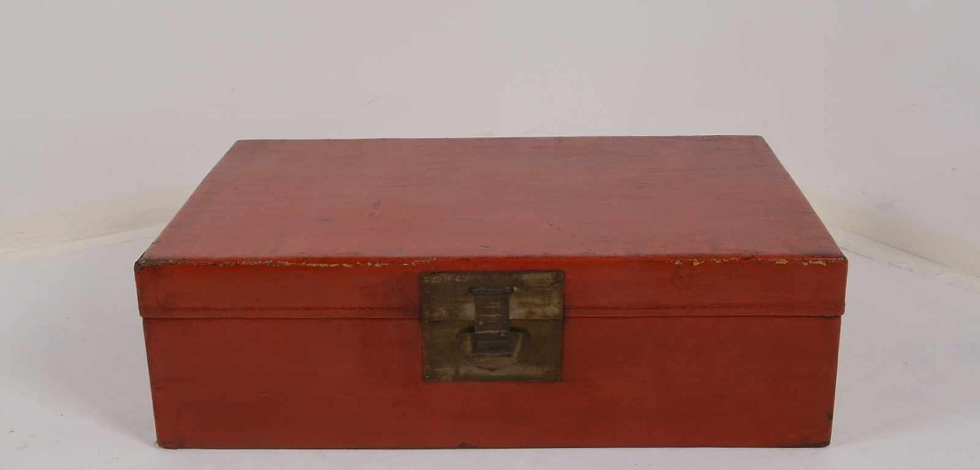 Koffer/Truhe, Südchina, Holz mit Rotlack-/Leder-Ummantelung, mit Messingbeschlägen; Höhe 24 cm,