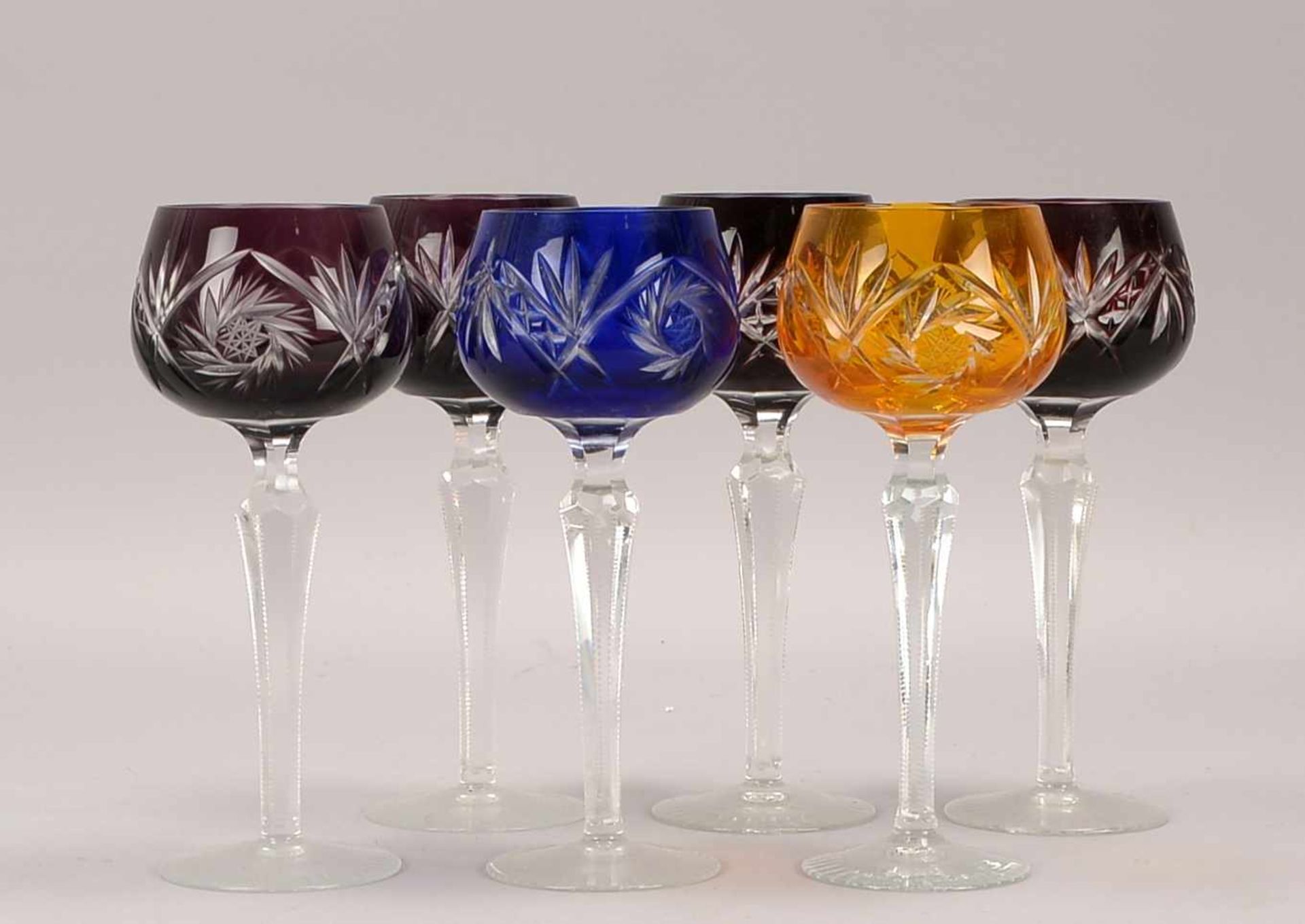 Satz Römer-Weingläser, farbloses Kristallglas mit farbigem Überfang, mit Kerbschliff-/