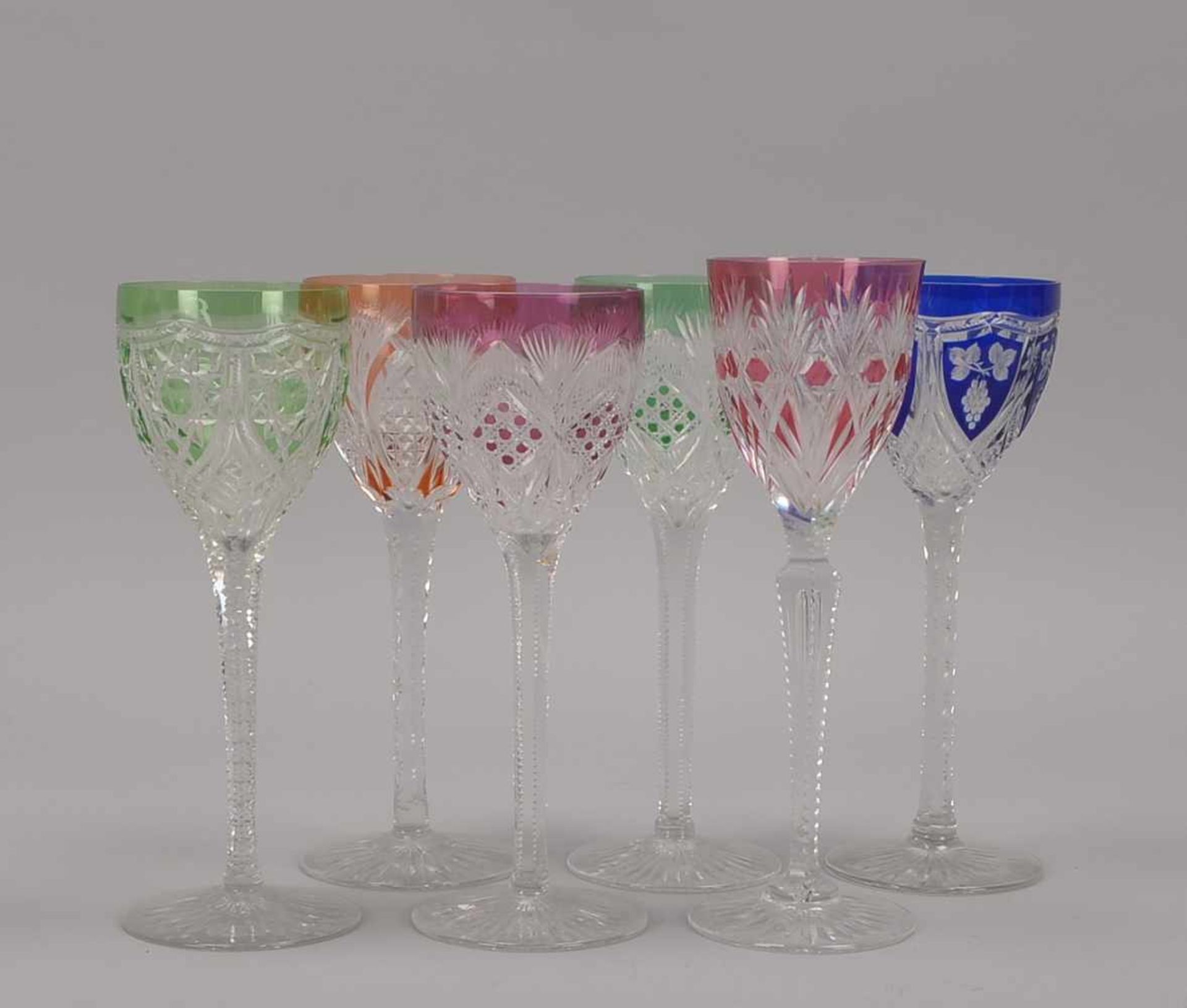 Satz Weinrömer, Bleiskristall, farbig, verschiedene Dekore, 6 Stück; Höhe jeweils ca. 22 cm