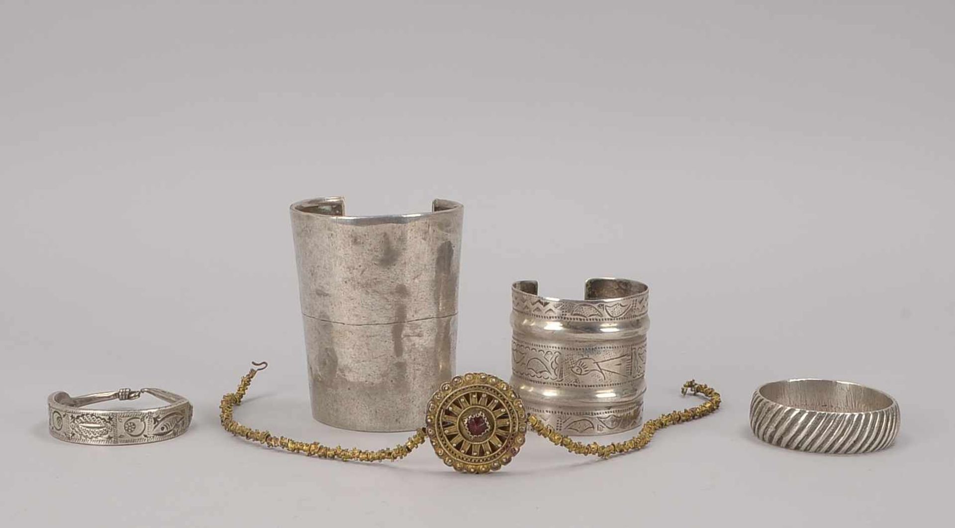Kleines Antikschmuck-Konvolut, Nordafrika, 5 Teile: davon 4x Silberteile, und 1x filigrane Arbeit