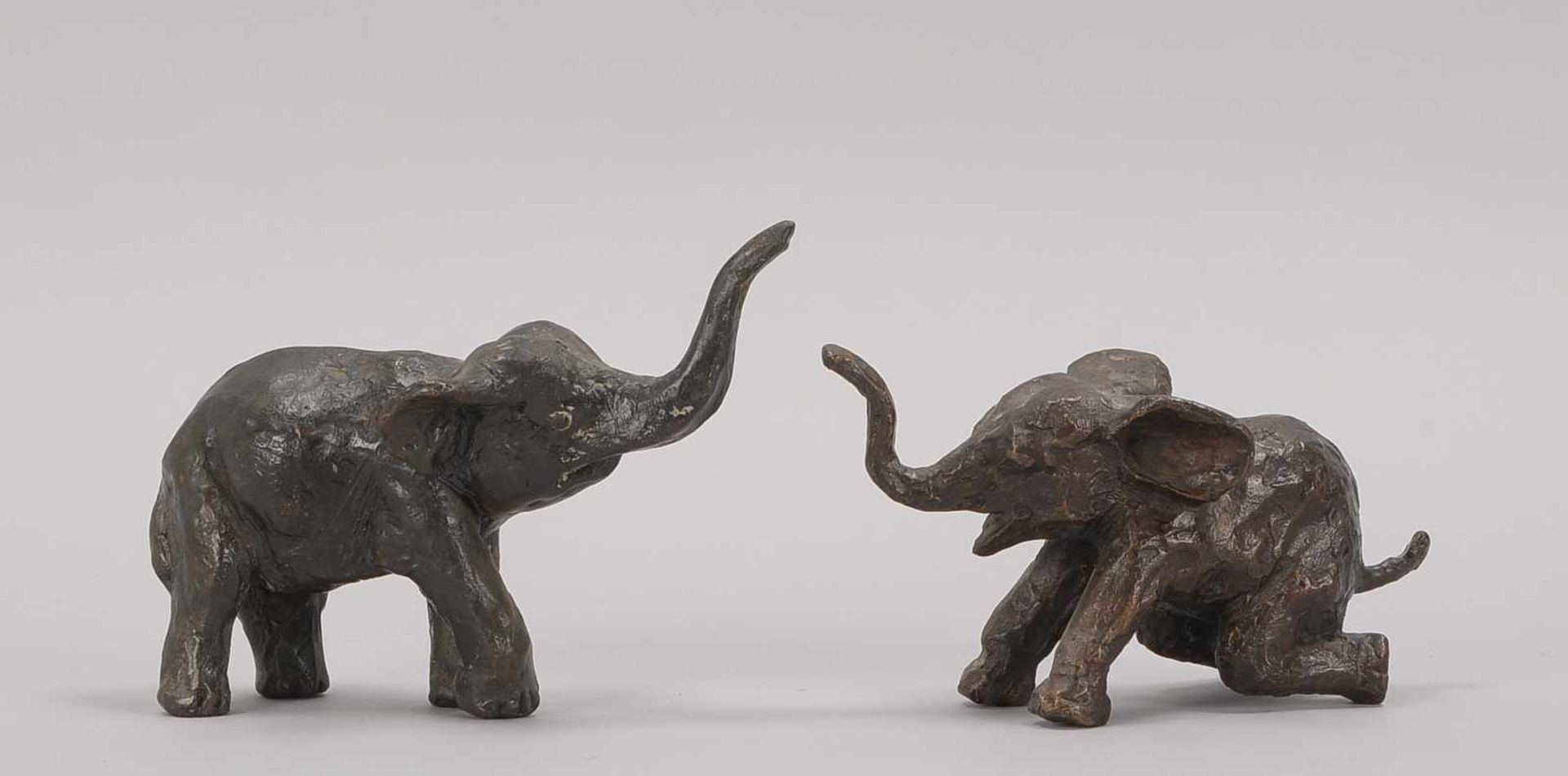 Arentz, Kurt, 2 Bronzeskulpturen, 'Hockender Elefant', und 'Schreitender Elefant', Auflage-Nr. '9/