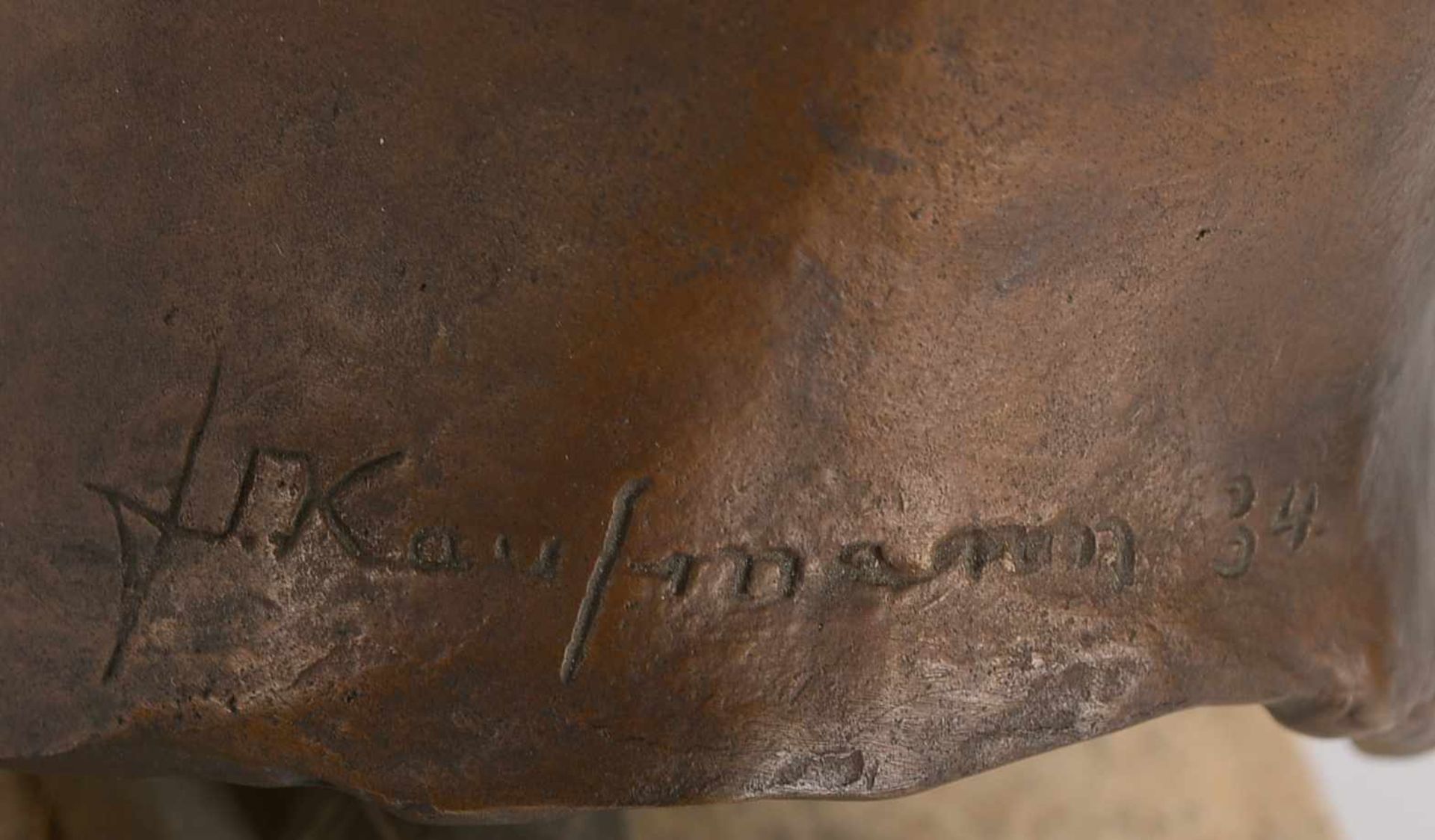 Kaufmann, J.(... ?), Bronzeskulptur, 'Frauenkopf', rückseitig signiert und datiert (...)'34', Bronze - Bild 2 aus 2