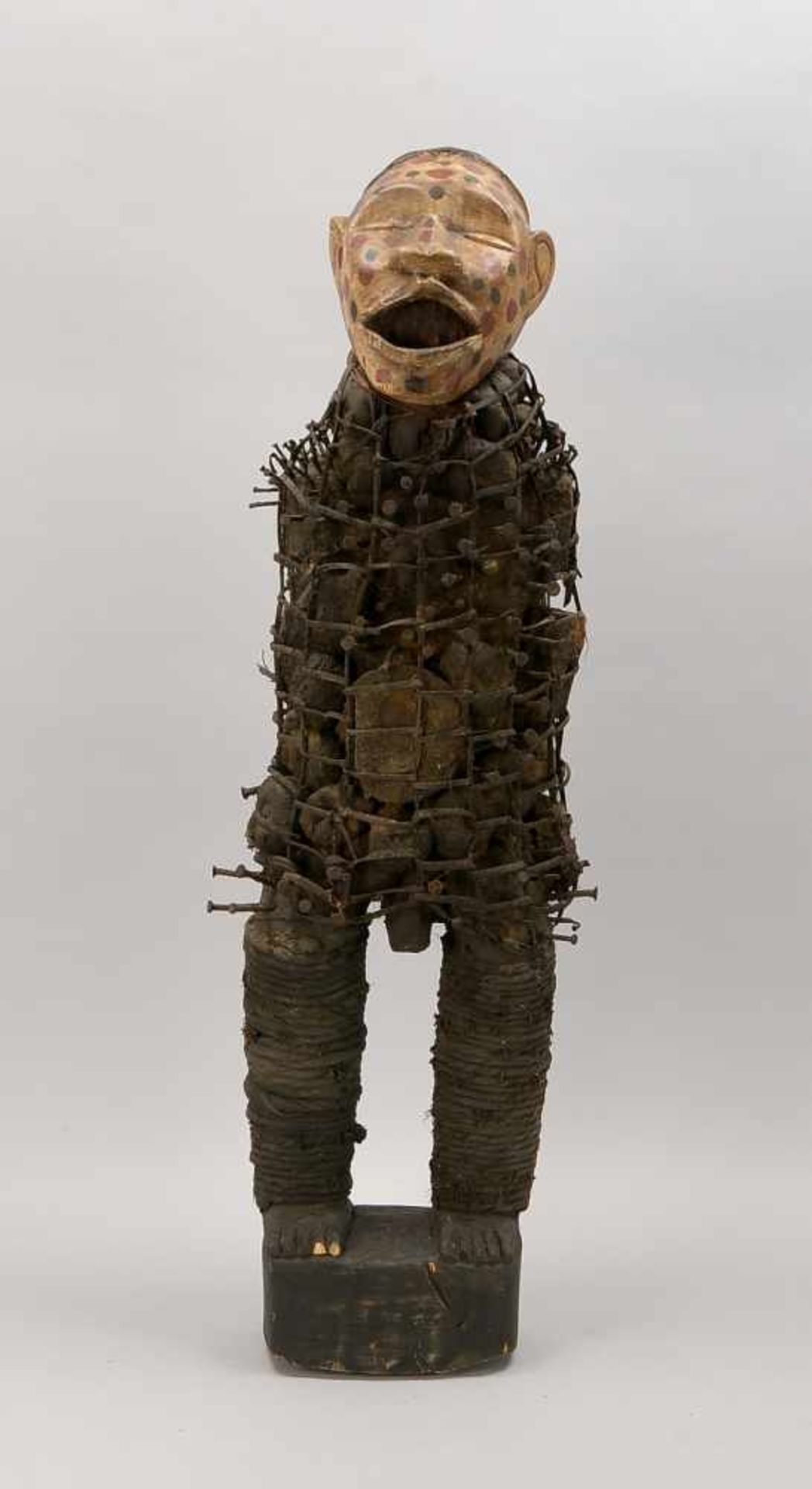 Nagelfetisch, 'Nkisi', Vili/Kongo, aus Metall/Holz und Gewebe; Maße ca. 100 cm x 34 cm - Bild 2 aus 2
