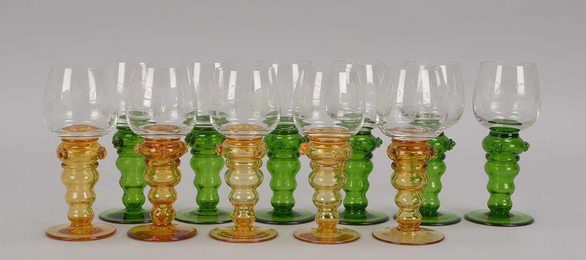 Theresienthal, Glasrömer-Konvolut, 2 Sätze: 1x Gläser mit grünem Fuß, 6 Stück; und 1x Gläser mit