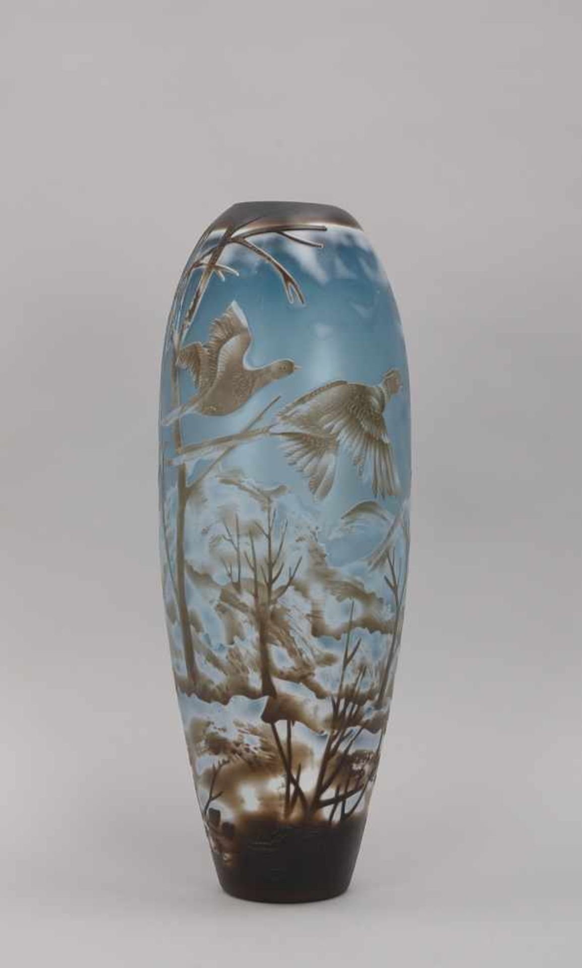 Glasvase, blauer Korpus mit weiß-braunem Überfang, umlaufend geschnittenes/geätztes Dekor ('Vögel in