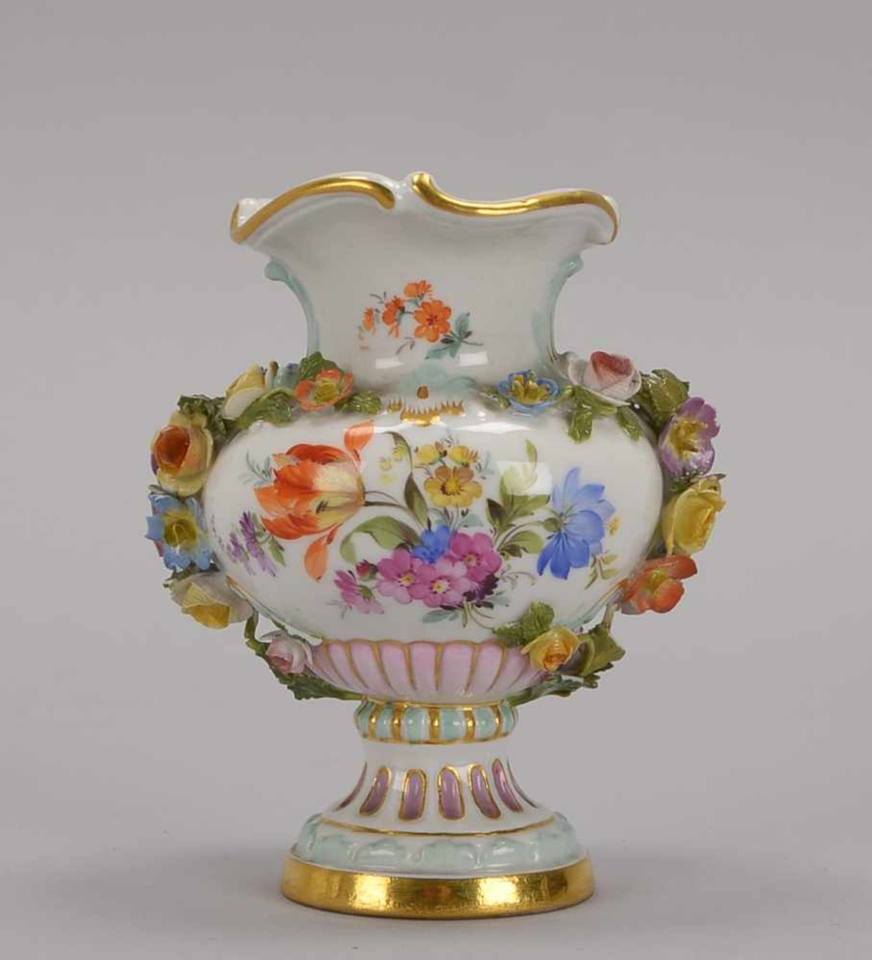 Meissen, Porzellanvase, Schwertermarke (Knaufzeit), I. Wahl; Höhe 10 cm (mit Fehlstellen/'