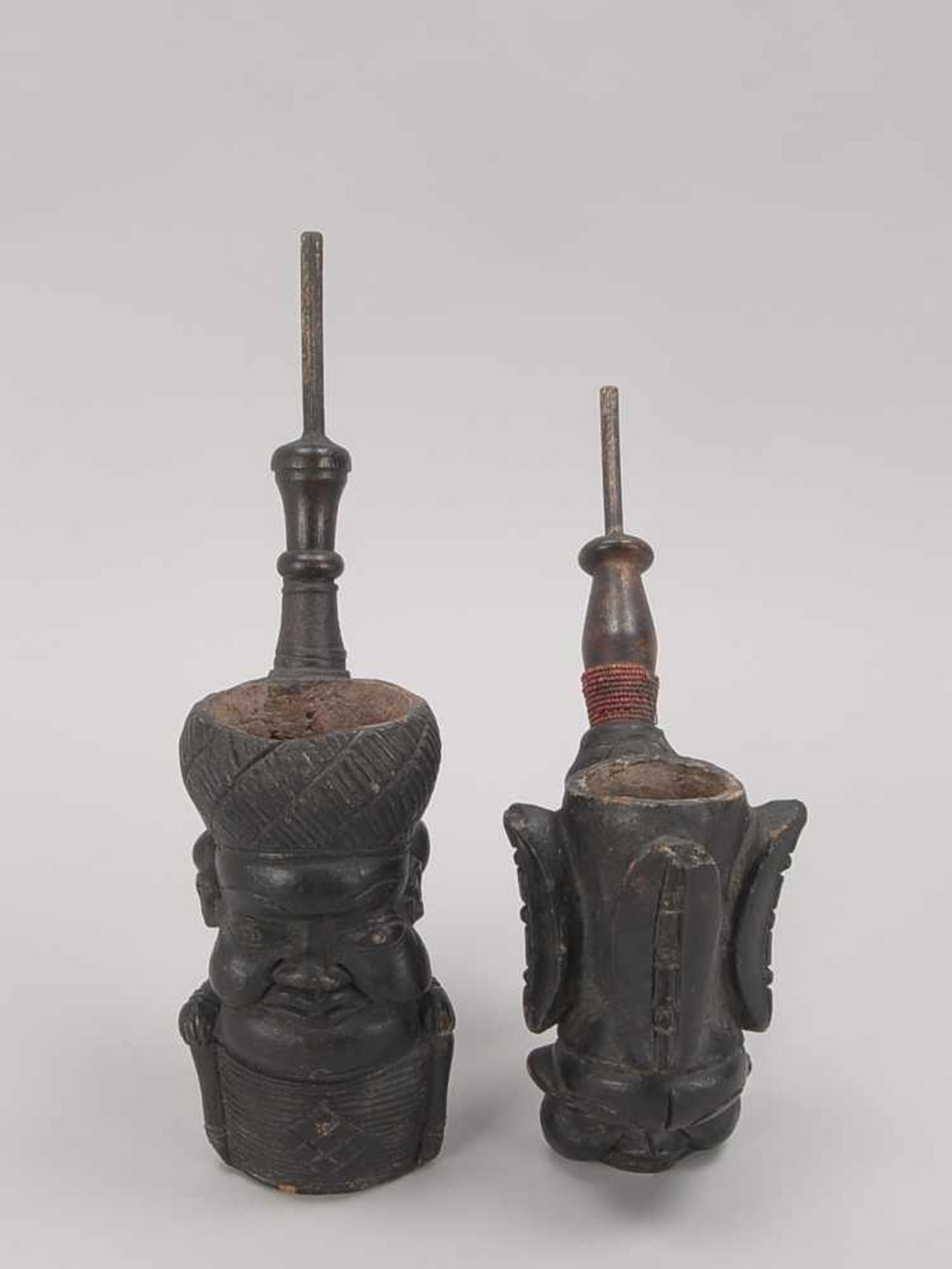 2 große Tonpfeifen/Keramikpfeifen, Schaft und Mundstück aus Holz/geschwärzt, mit figürlichen Köpfen, - Bild 2 aus 2
