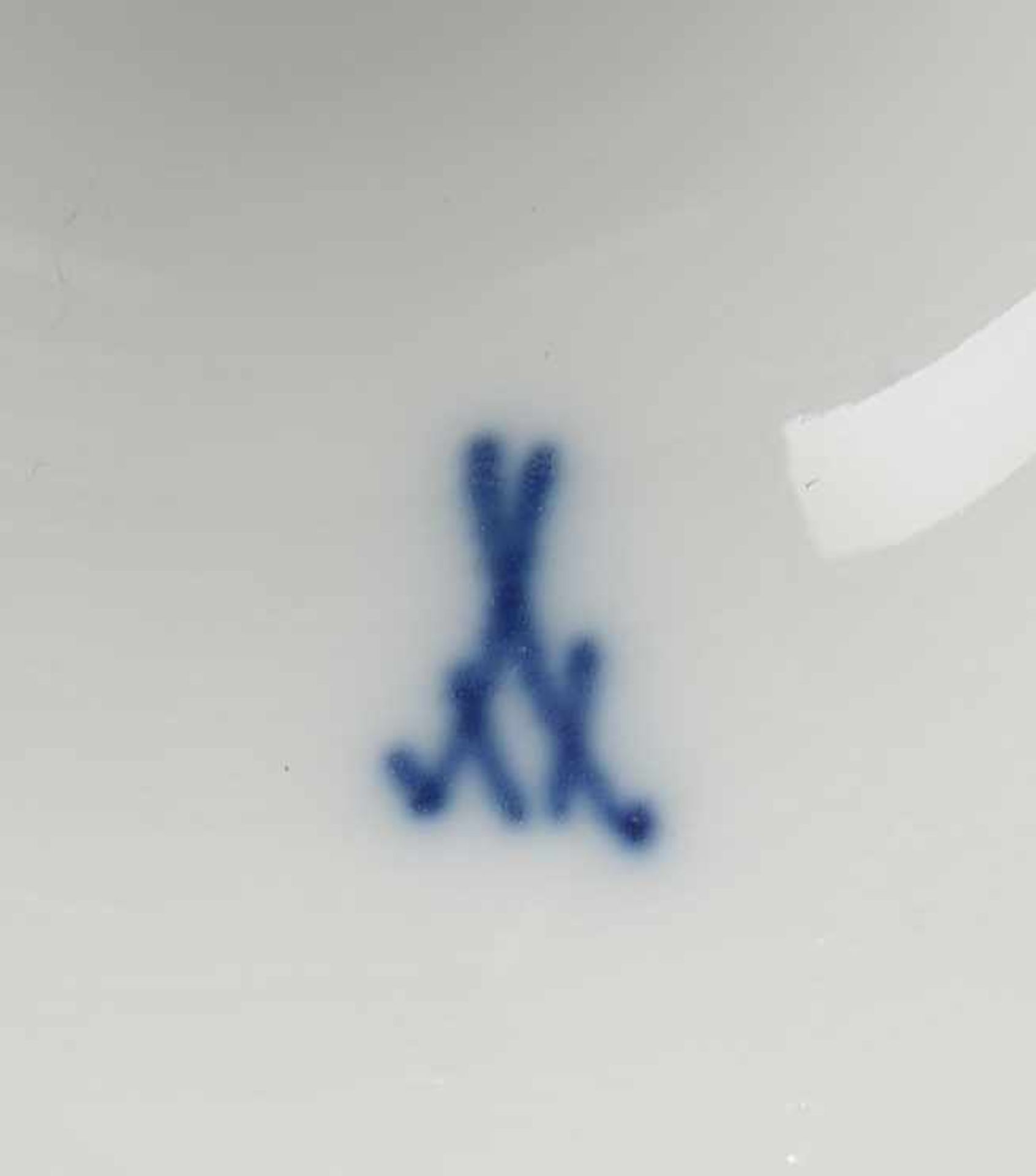Meissen, Deckel-Amphorenvase, I. Wahl, kobaltblauer Fond, schauseitig mit handgemalten ' - Bild 2 aus 2