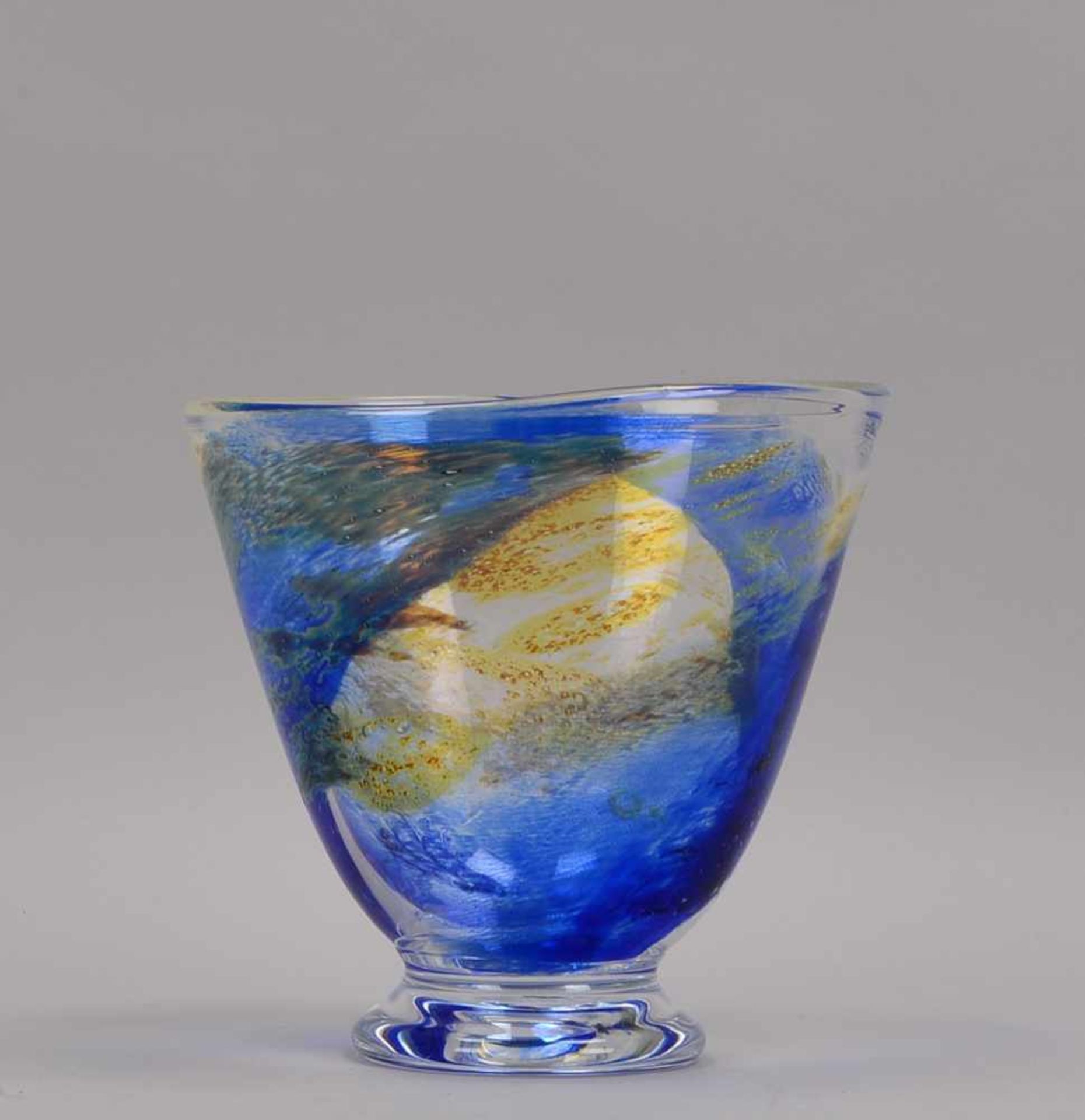 Künstler-Glasobjekt/Vase, mit ovaler Öffnung, Klarglas mit farbigen Einschmelzungen, signiert '