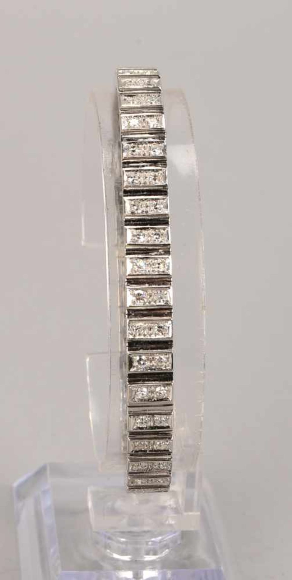 Armband, 750 WG, mit 80-fachem Diamantbesatz/zusammen ca. 3,5 ct, feines Weiß, mit Kastenschloss/ - Bild 2 aus 2
