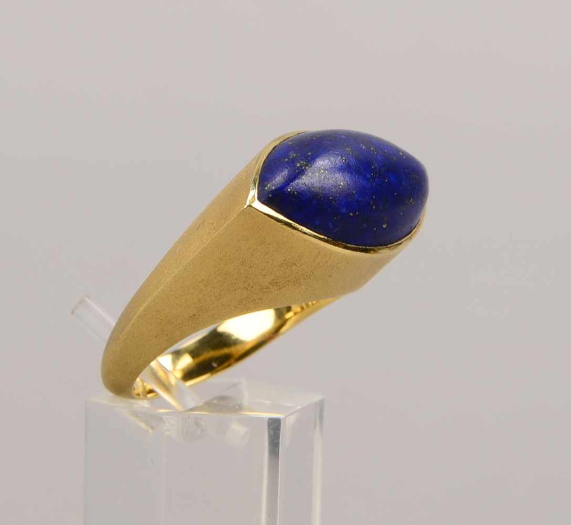 Ring (Goldschmiedearbeit - Bremer 'Schnoor'), 585 GG, mit einzelnem Lapislazuli-Cabochon/im