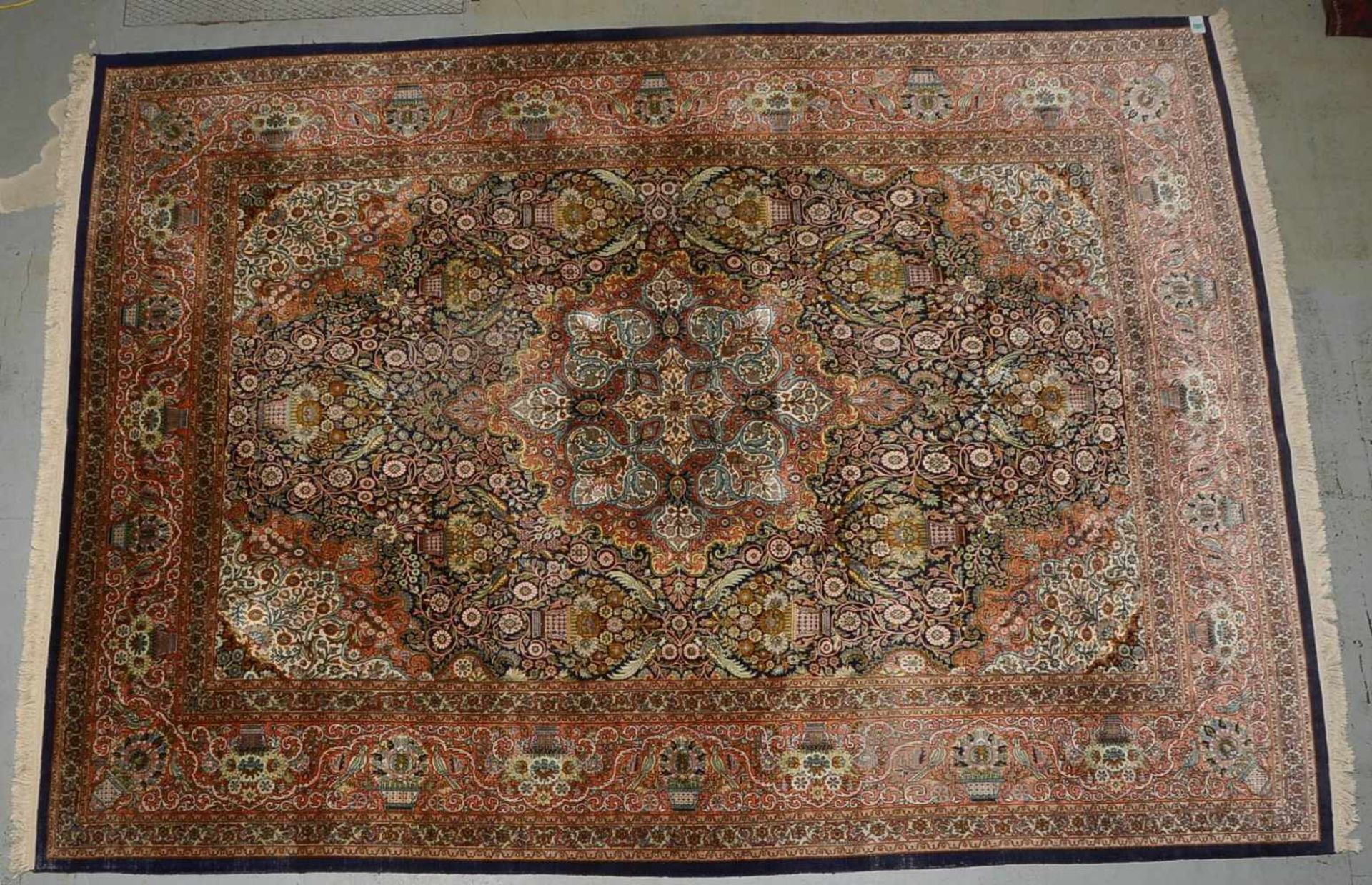 Großer Seidenteppich, Srinagar/Kashmir, feine Knüpfung, ca. 450.000 Knoten/qm, floral gemustert, mit