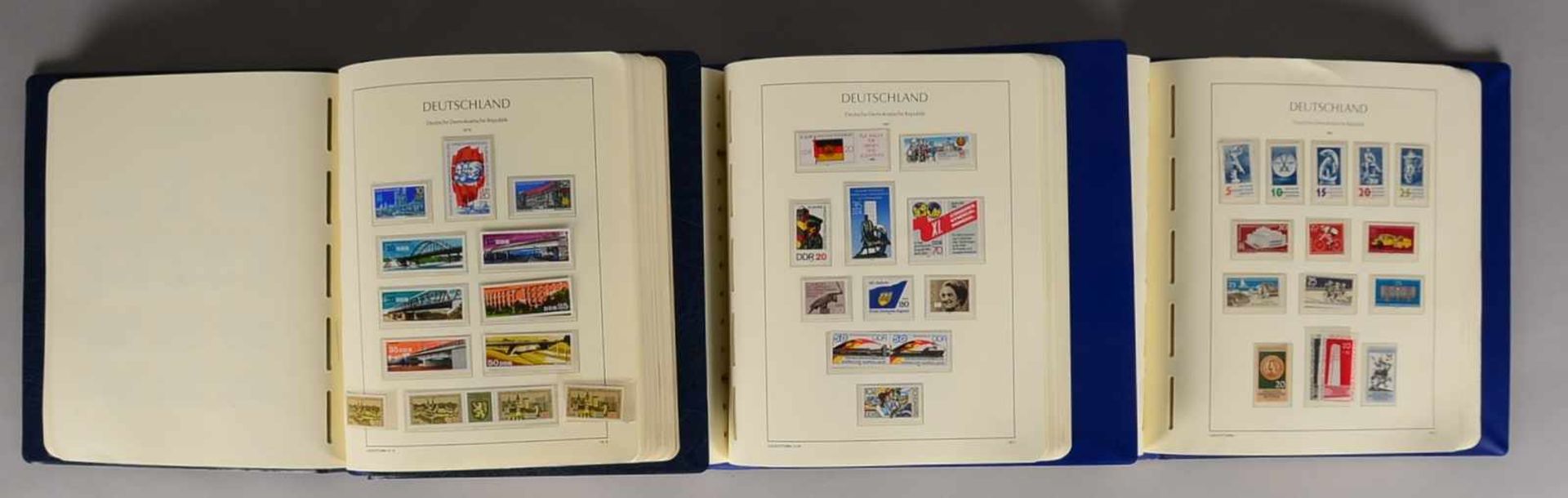 Briefmarken, 1949 - 1990, 'DDR' xx: in 3x Falzlos-Alben (Michel: ca. 4.200 EUR)