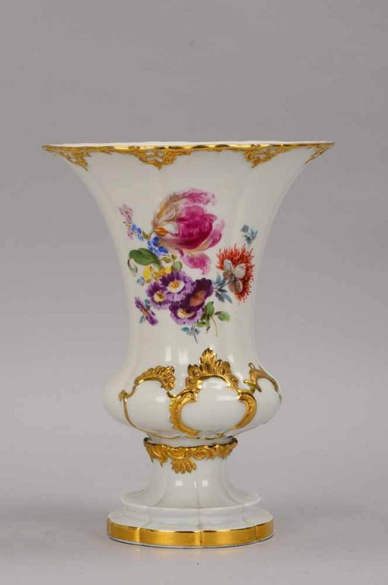 Meissen, Trichtervase, I. Wahl, schauseitig mit 'Blumenbouquets', mit Golddekor; Höhe 24 cm