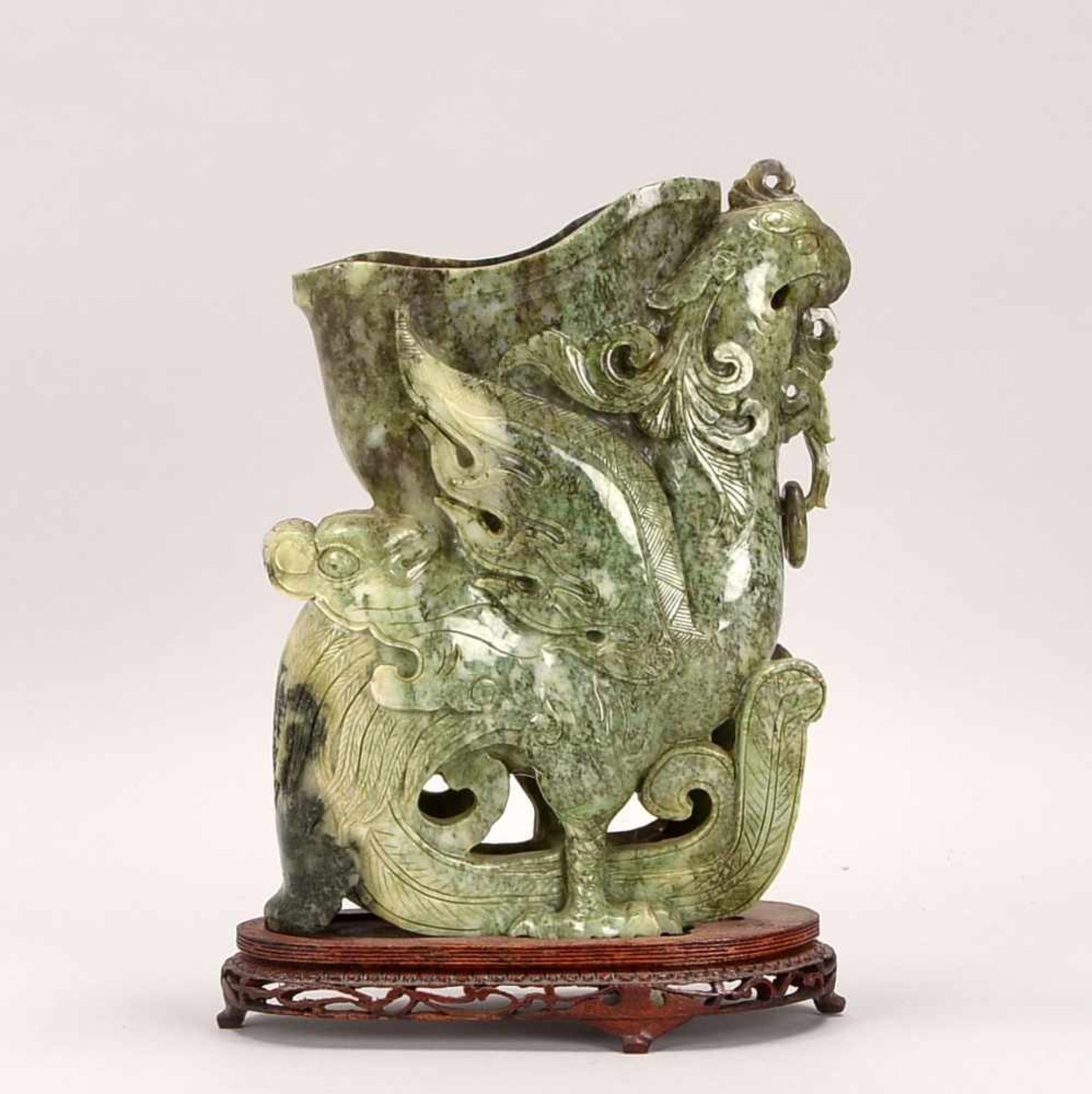 Große Vase, grünbraun-olivfarbene Jade, mit durchbrochen geschliffener vollplastischer