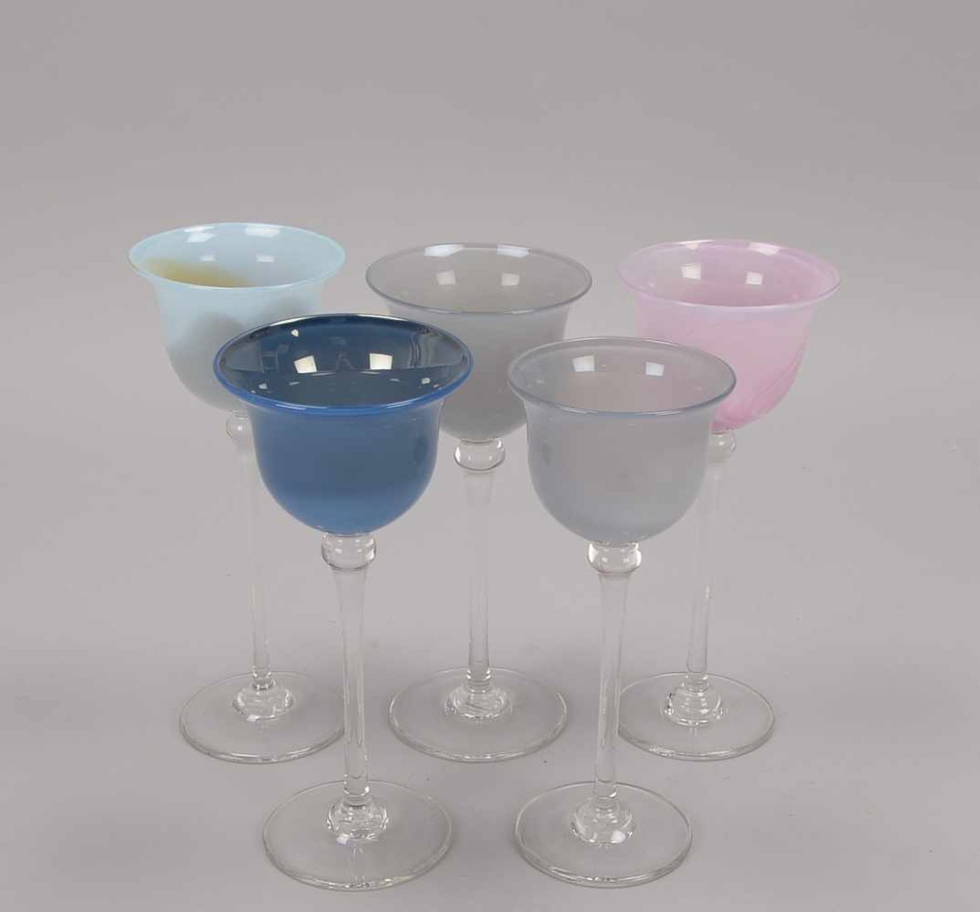 Glashaus Edelmann/Rheinbach, 5 Gläser, verschiedene Ausführungen, mit farbiger Kuppa, auf klarem - Bild 2 aus 2
