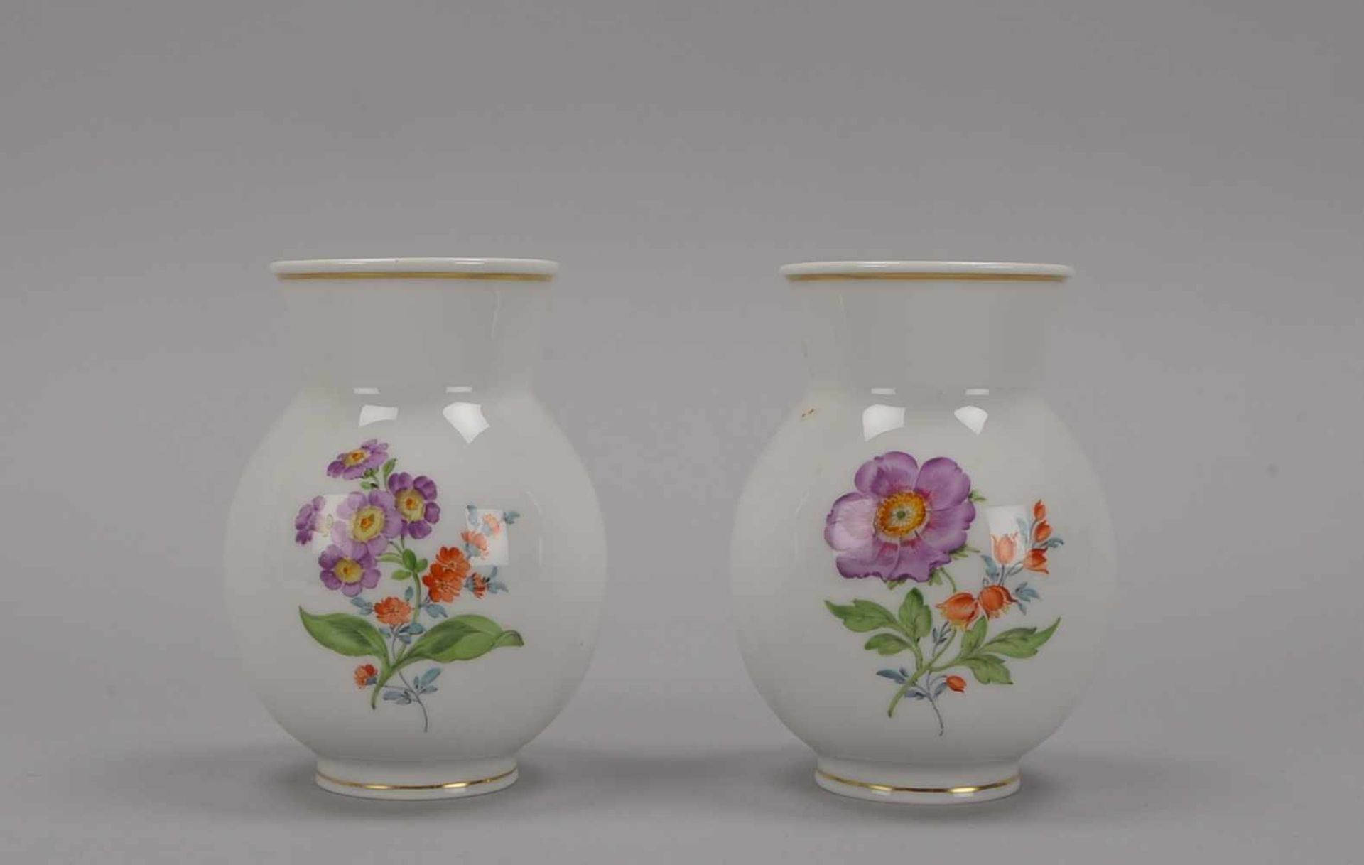 Meissen, 2 kleine Porzellanvasen, I. Wahl, mit Blumendekor; Höhe 10,5 cm