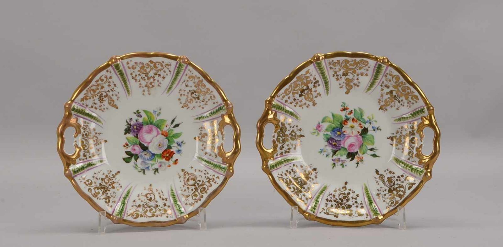 Paar Porzellanteller, Biedermeier, Spiegel mit floraler Handbemalung (Blumenbouquets),